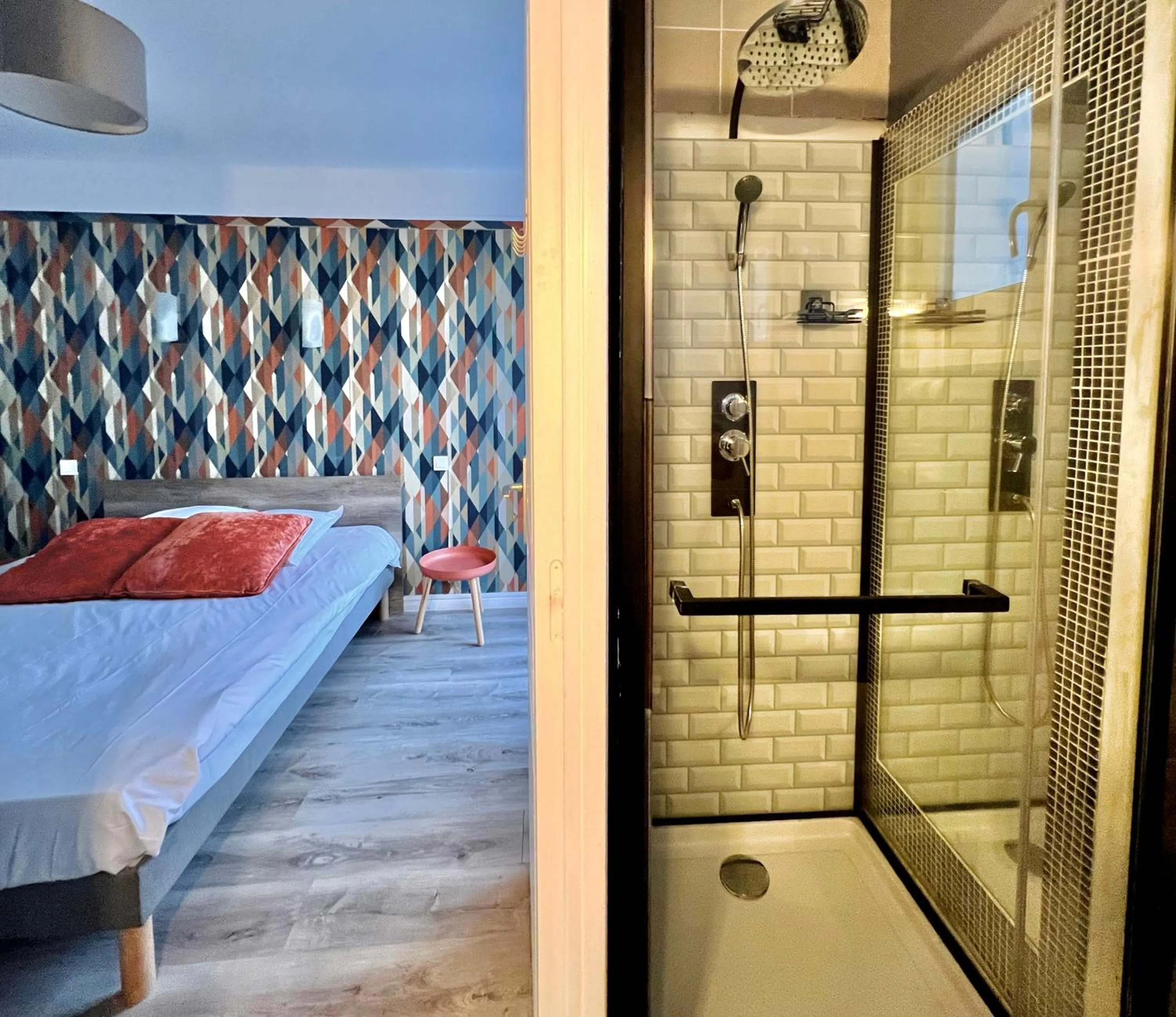 Shower, Bed in Hôtel Le Littoral - Berck sur Mer