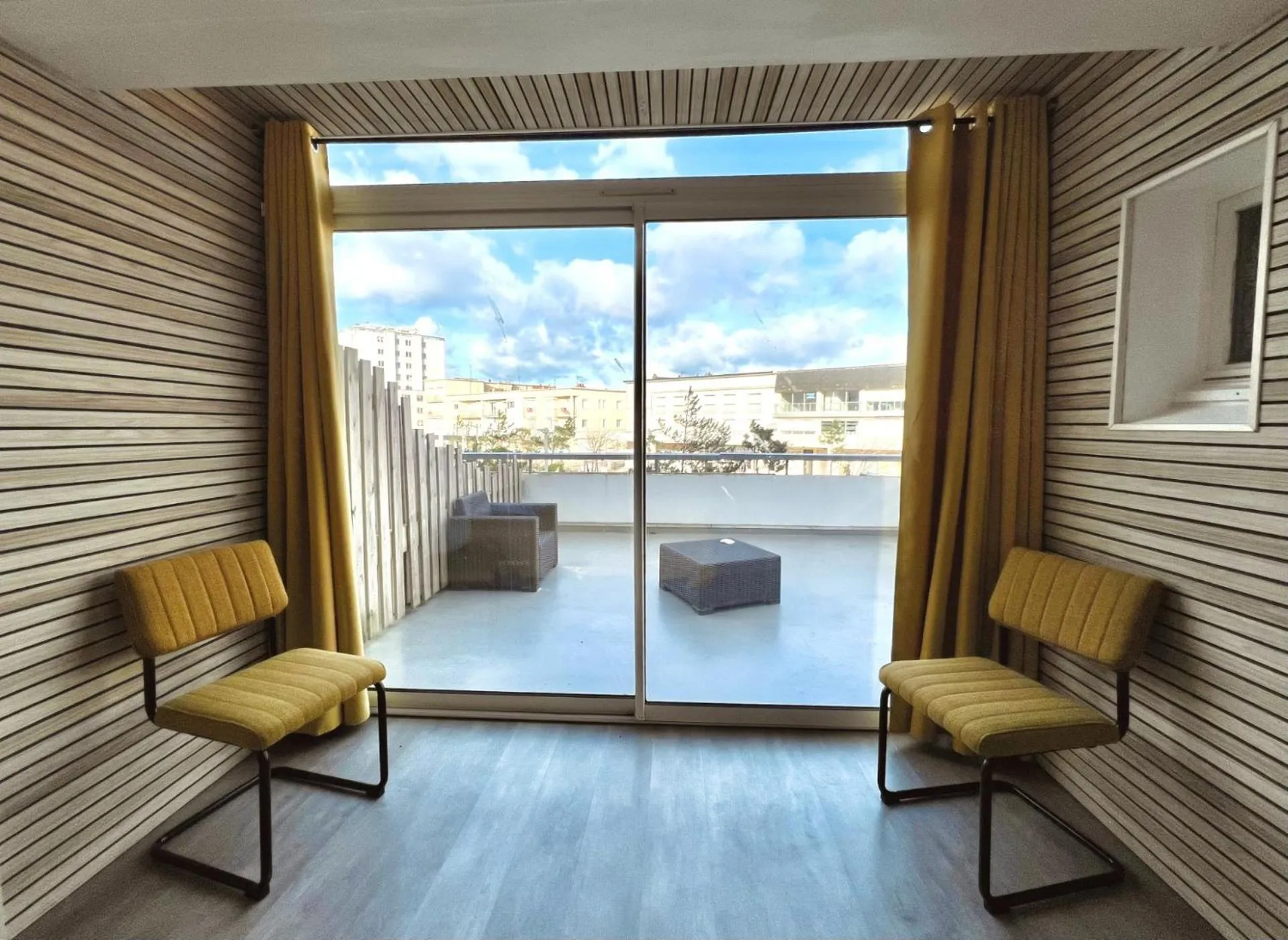 Patio in Hôtel Le Littoral - Berck sur Mer