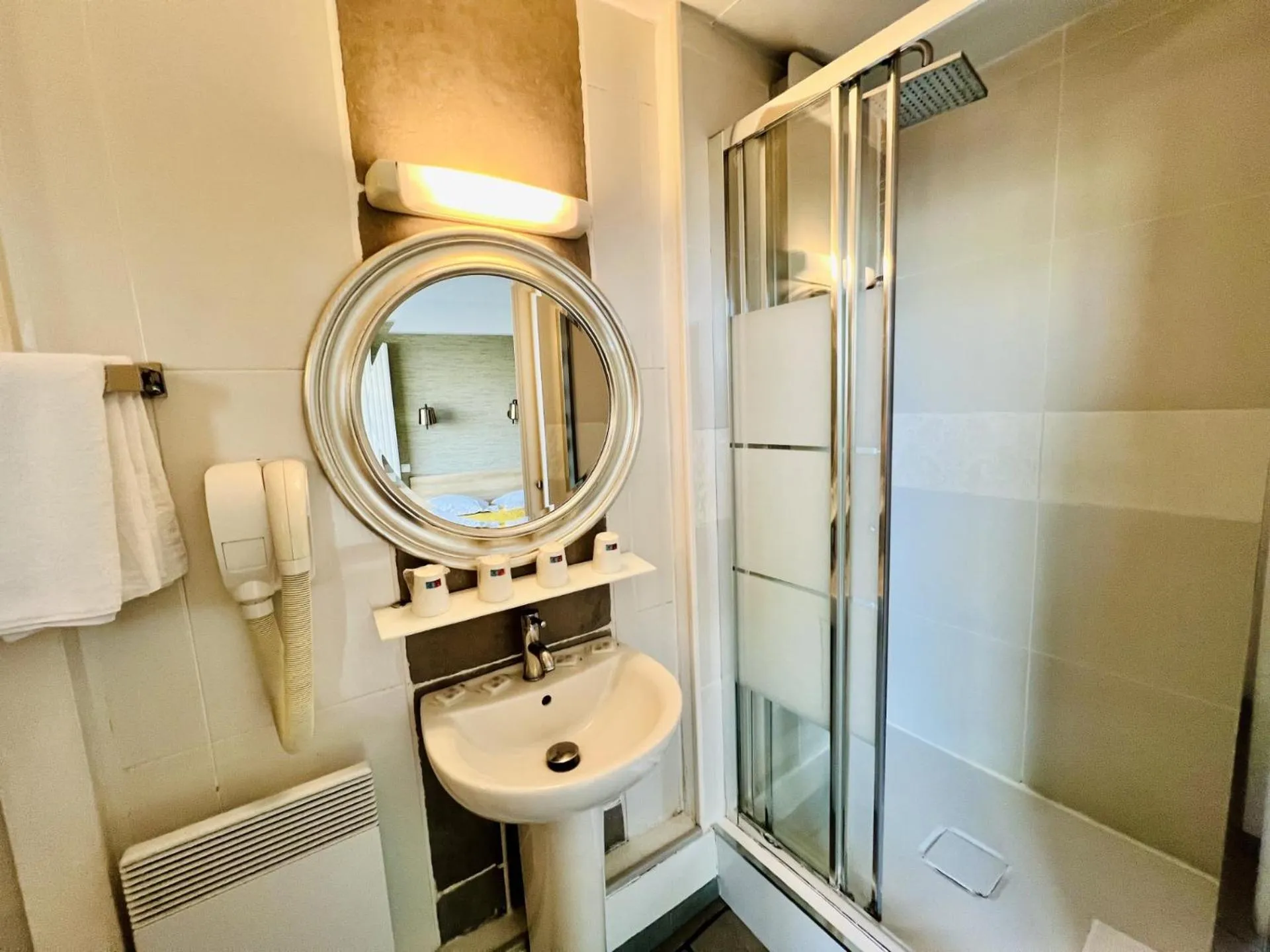 Shower in Hôtel Le Littoral - Berck sur Mer