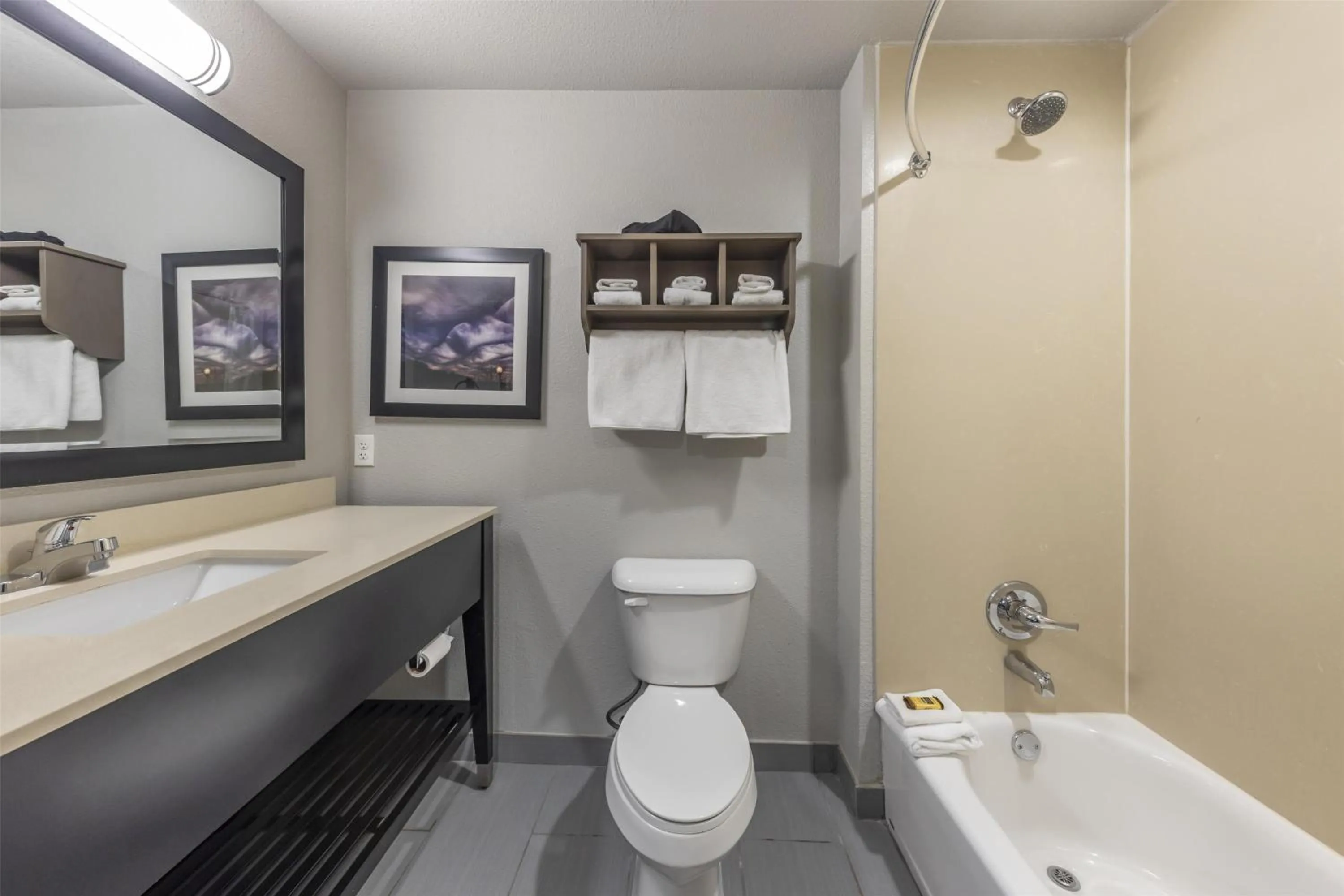 Bathroom in Best Western Plus Pauls Valley