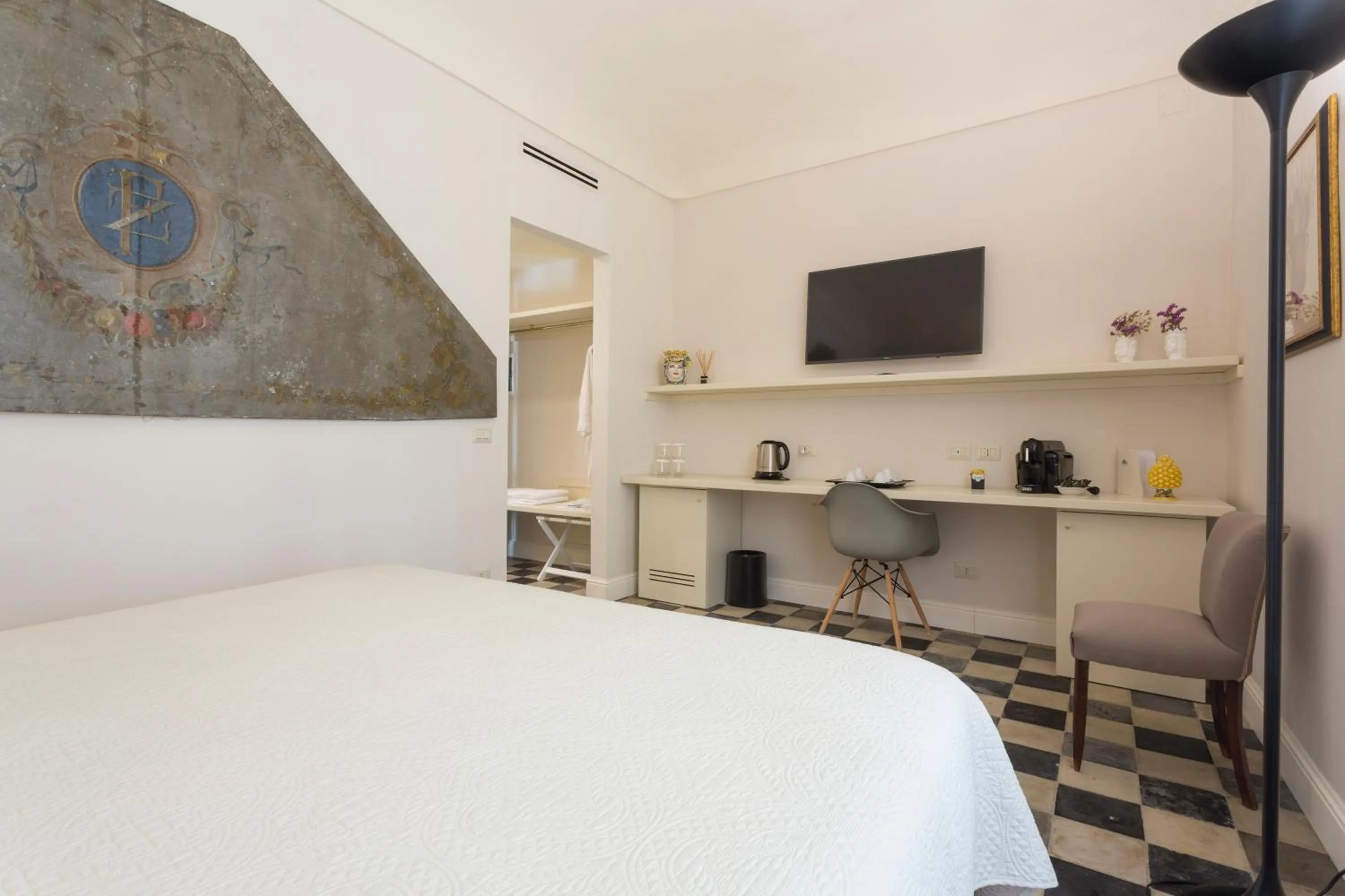 Photo of the whole room, Bed in San Carlo Suites