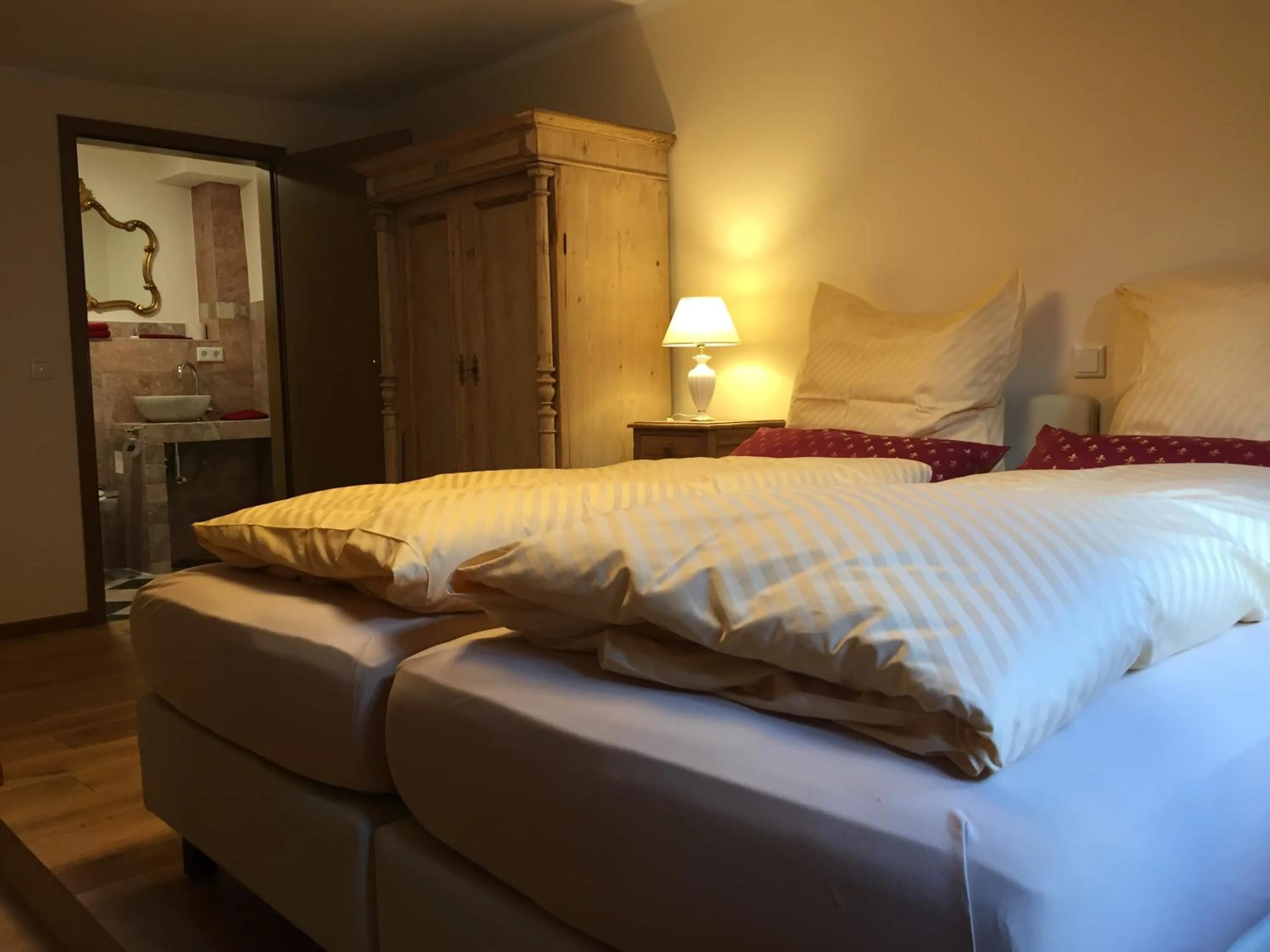 Photo of the whole room, Bed in McMüller's Kemenate Fulda