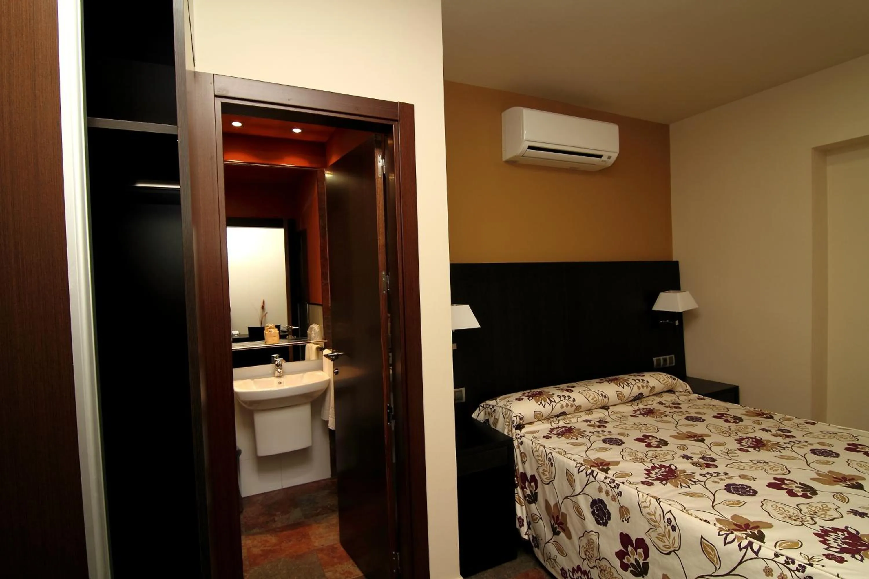 Photo of the whole room, Bed in Hostal Restaurante La Bartola