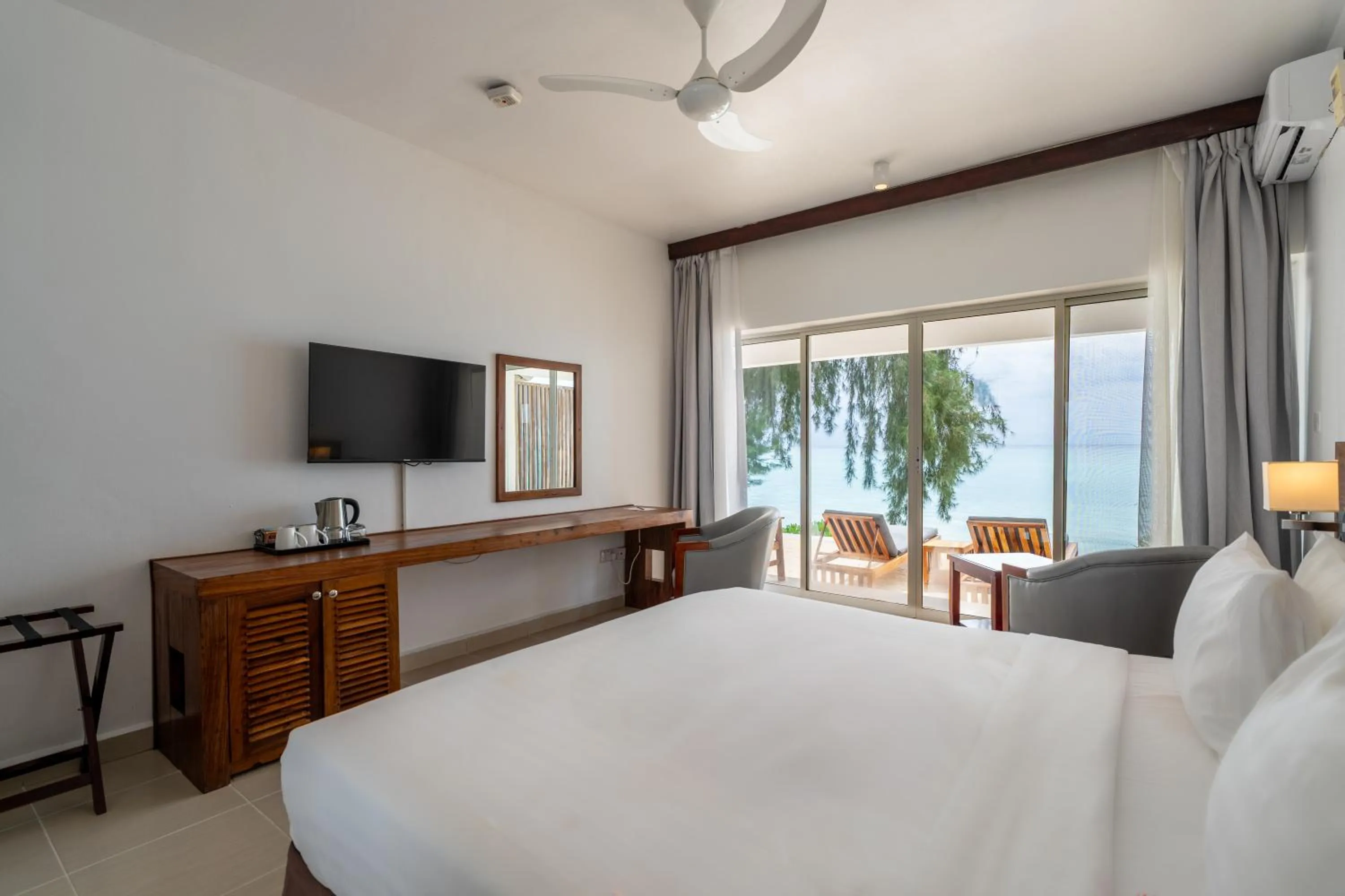 Bedroom, Bed in Nungwi Dreams by Mantis