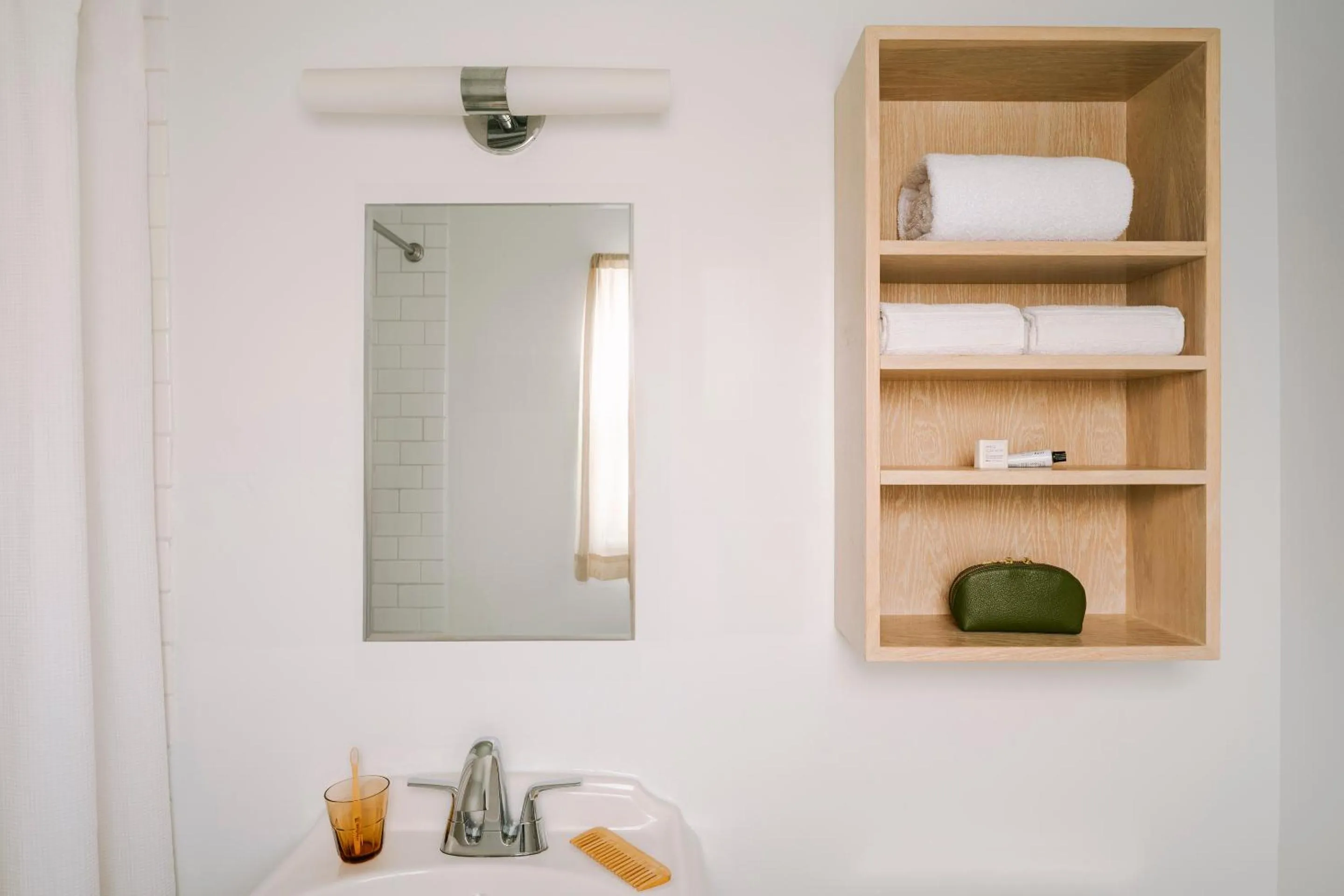 Deluxe King Room in Beverly Terrace powered by Sonder