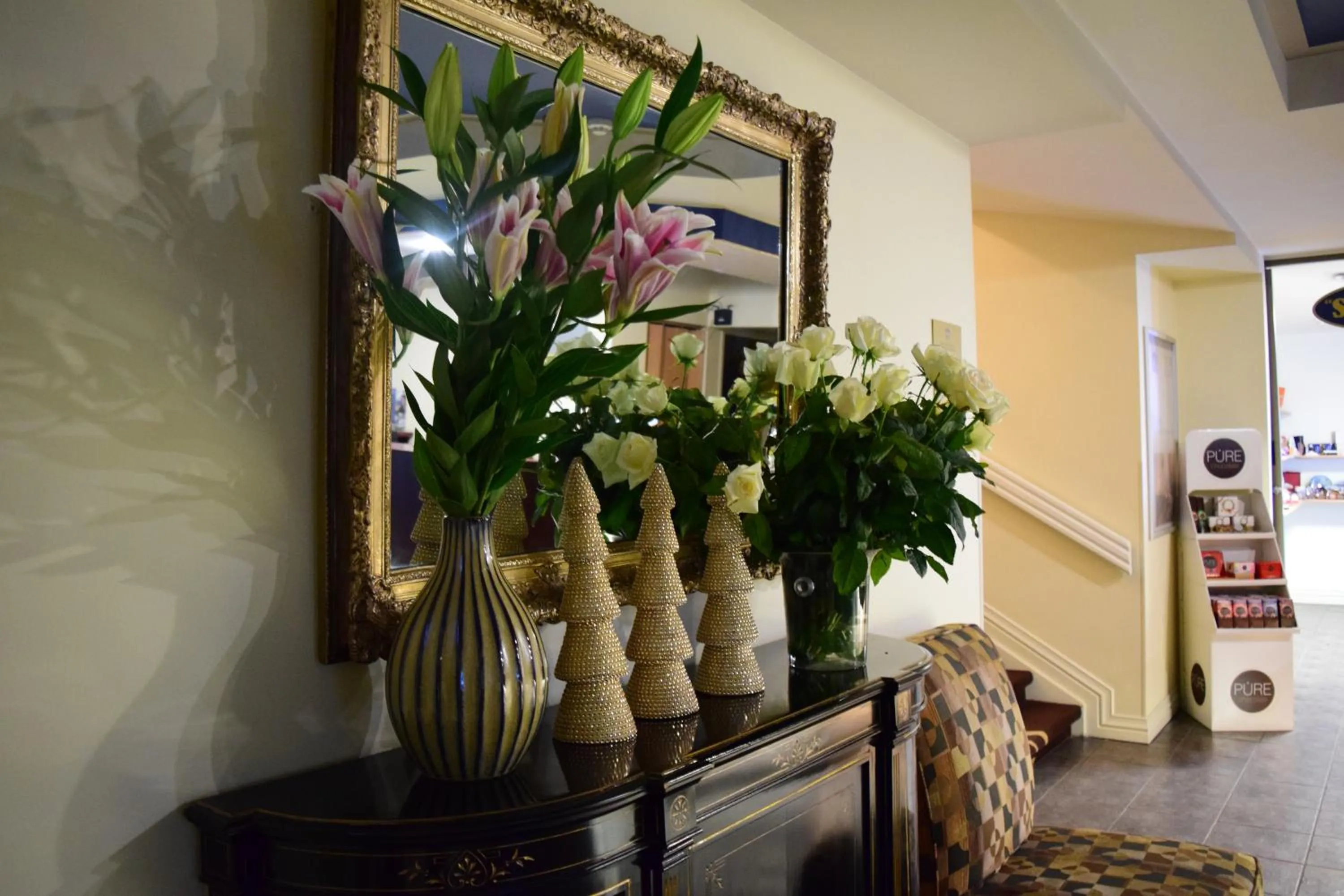 Lobby or reception in Airport Hotel Mara