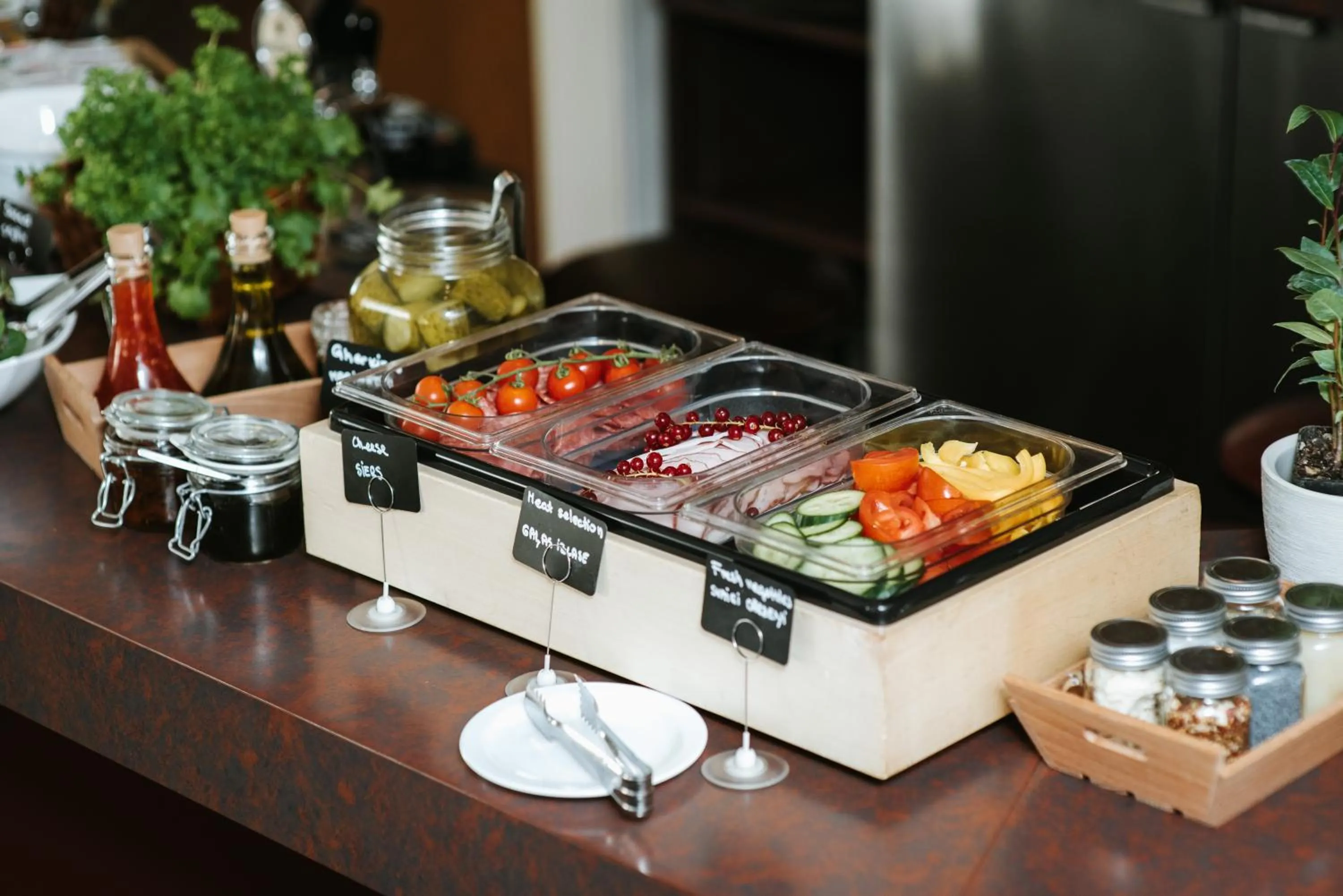 Restaurant/places to eat in Airport Hotel Mara