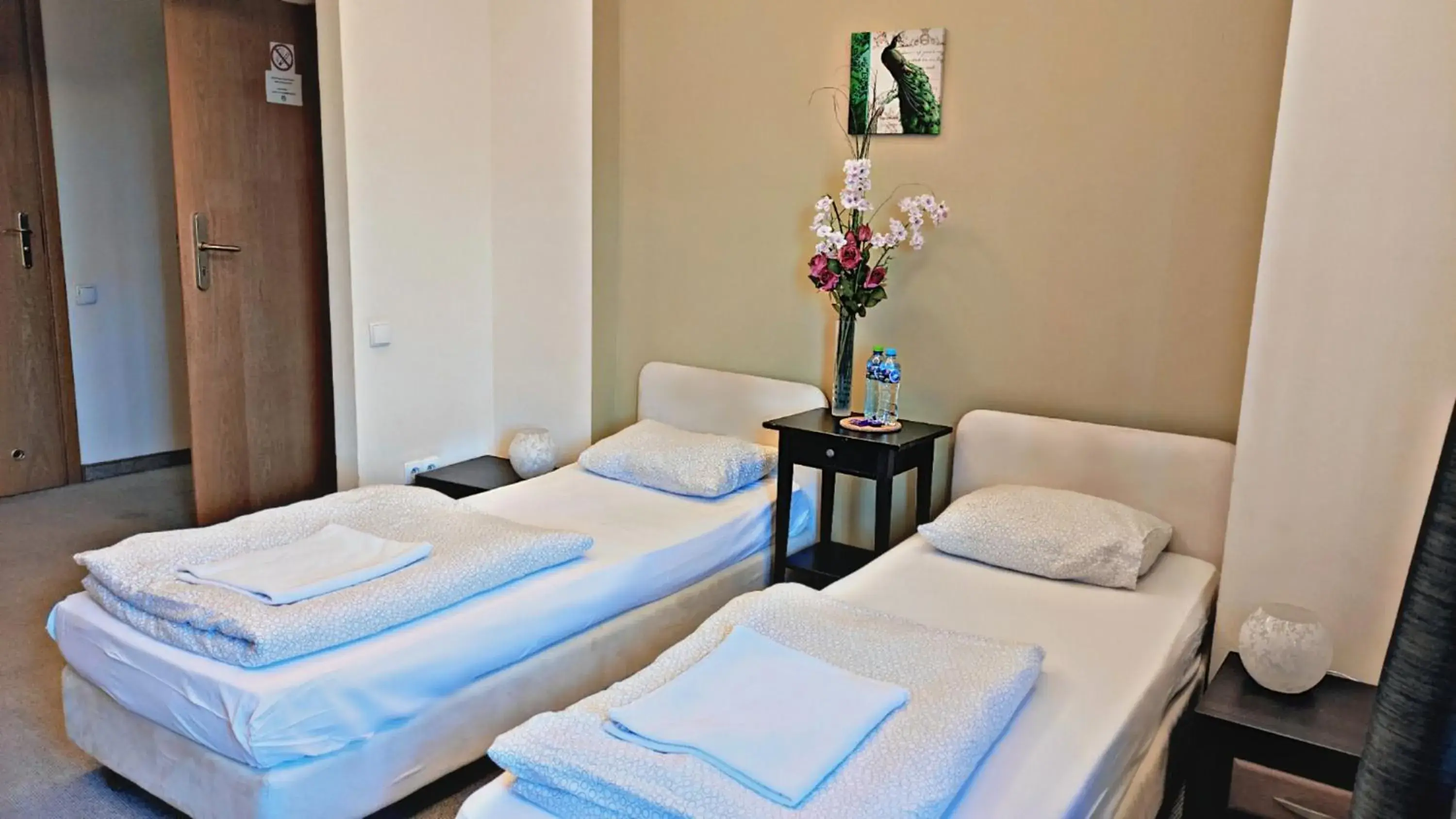 Twin Room with Bathroom in Helvetia Plus B&B - PRIVATE ROOMS and APARTMENTS Twin Room with Bathroom in Helvetia Plus B&B - PRIVATE ROOMS and APARTMENTS