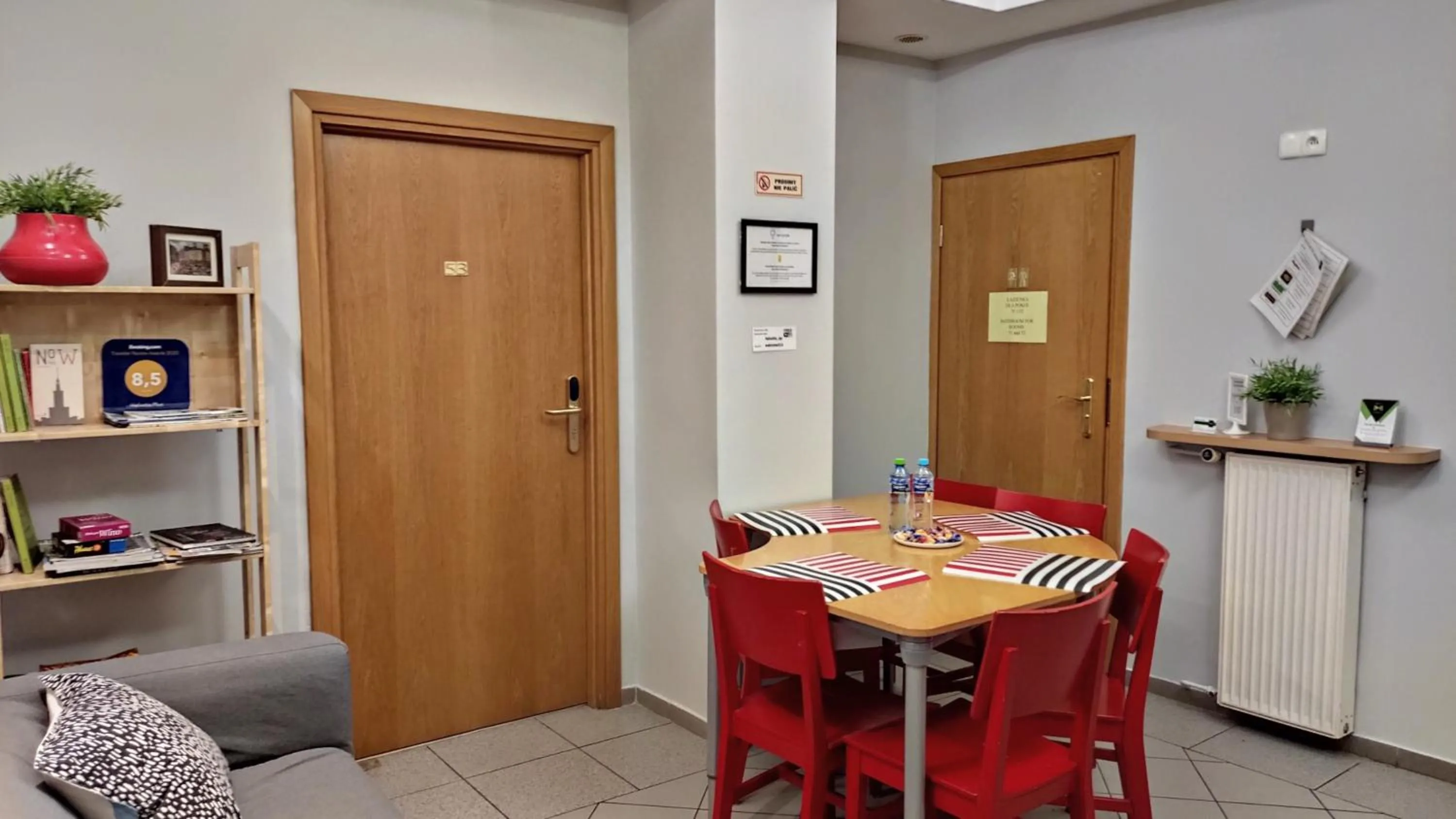 Library in Helvetia Plus B&B - PRIVATE ROOMS and APARTMENTS