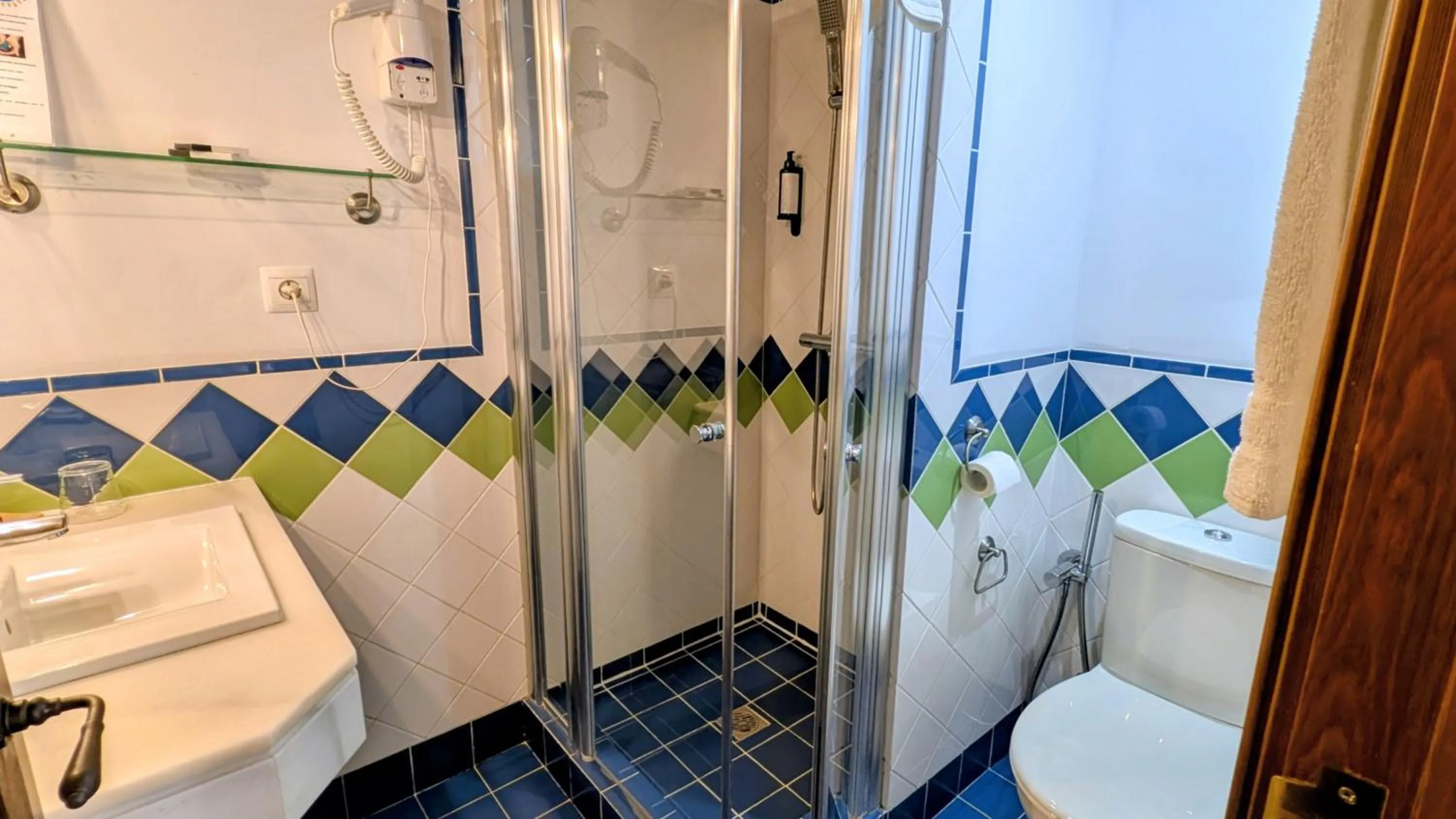 Shower in Apartamentos Alhambra