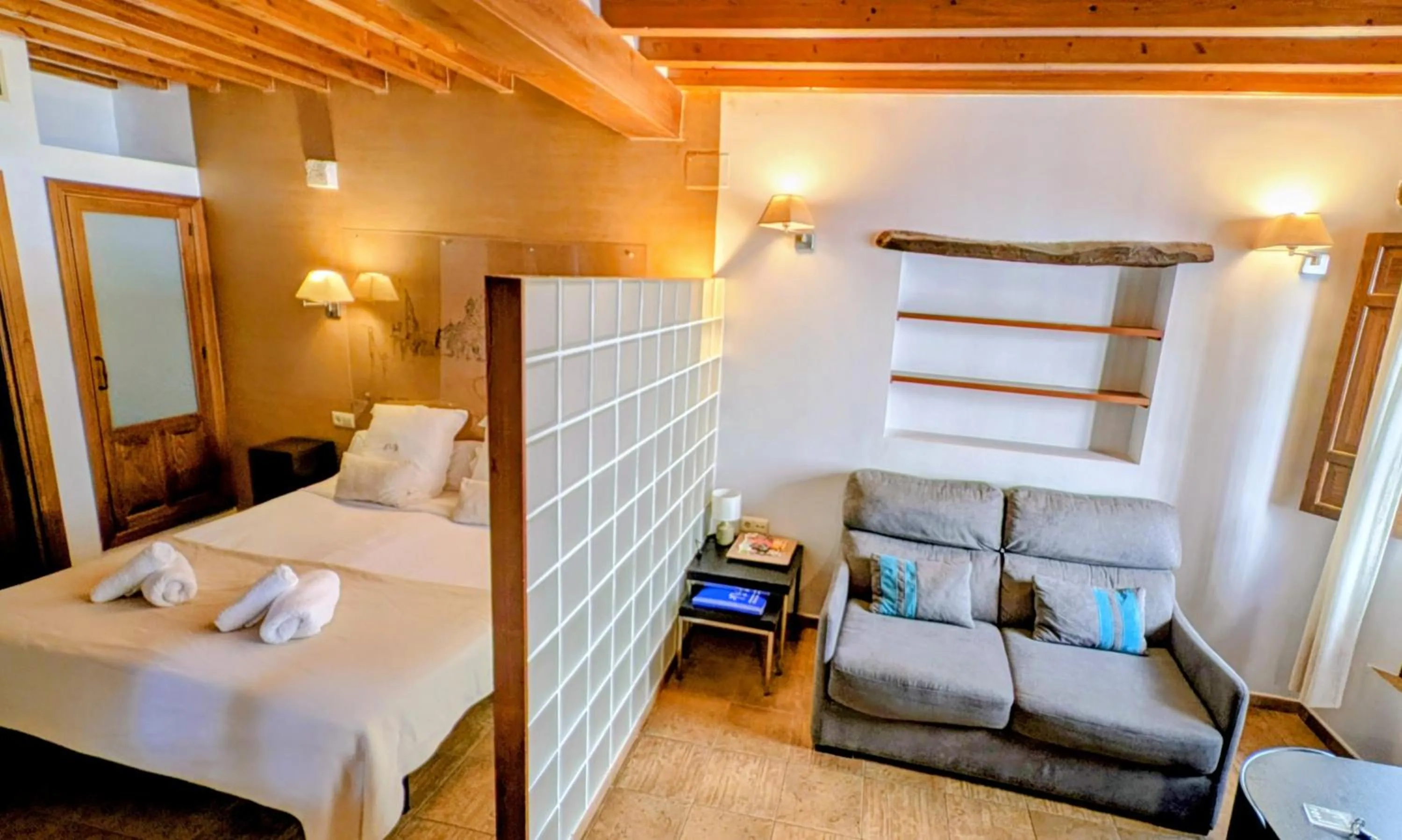 Photo of the whole room, Bed in Apartamentos Alhambra