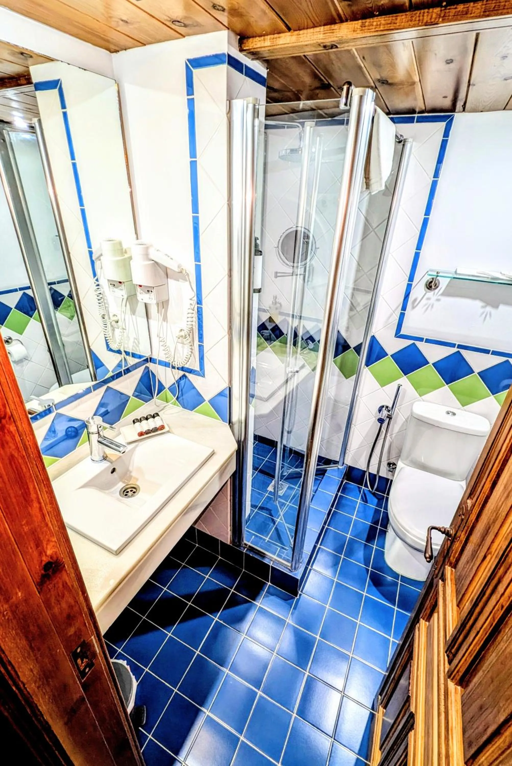 Shower, Bed in Apartamentos Alhambra