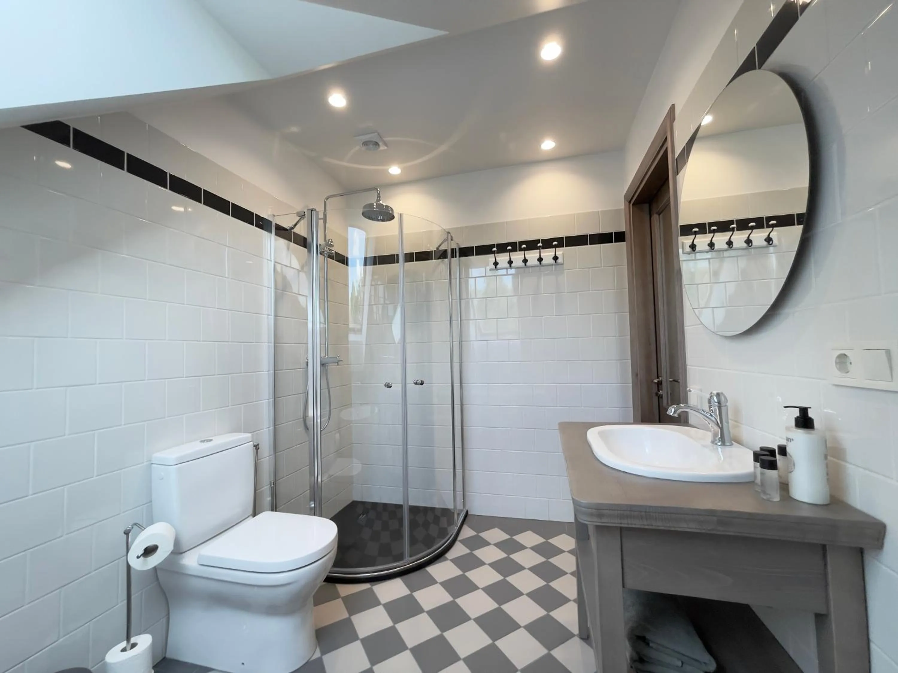 Shower in Karlamuiza Country Hotel