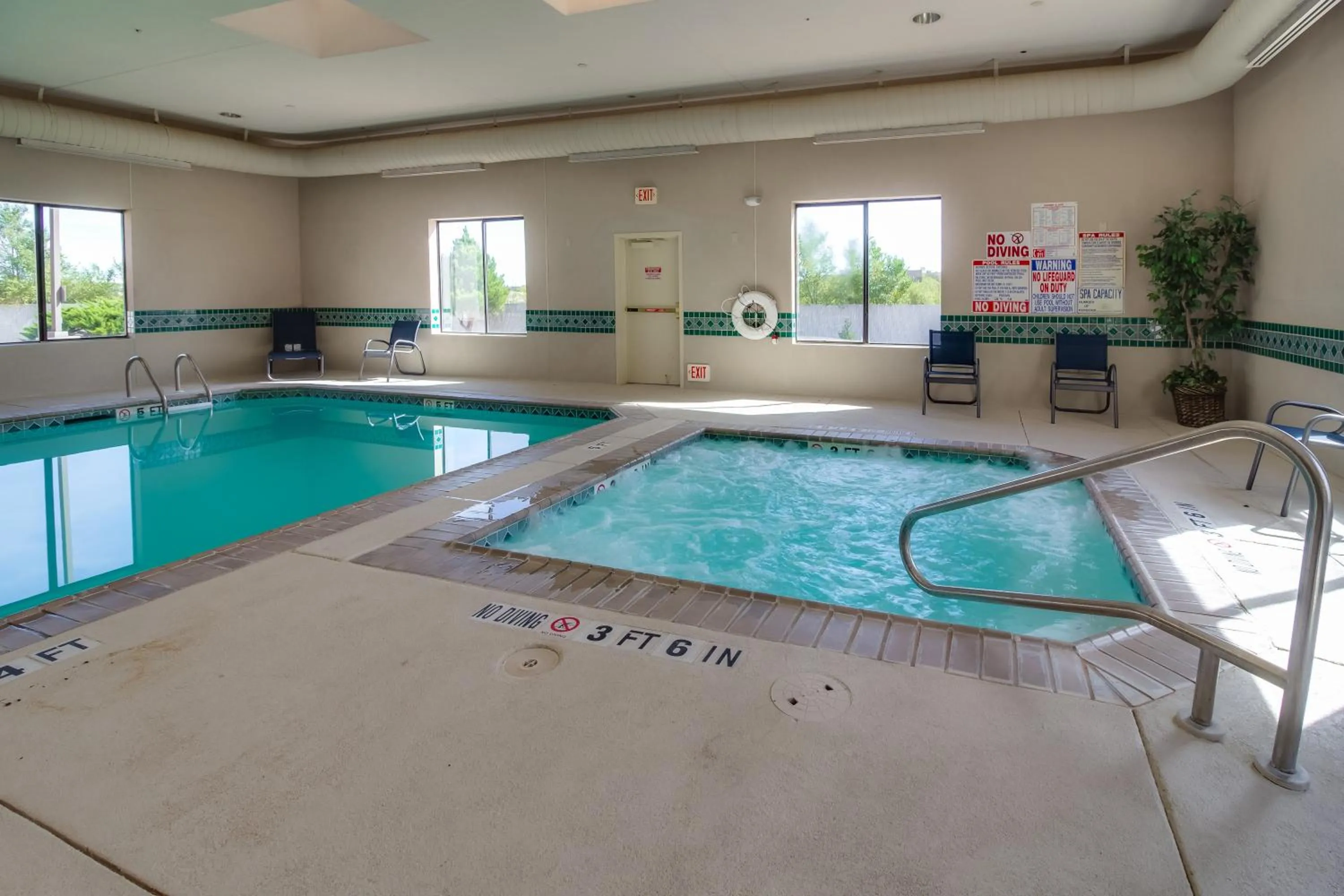 Swimming pool in Ashmore Inn and Suites Amarillo
