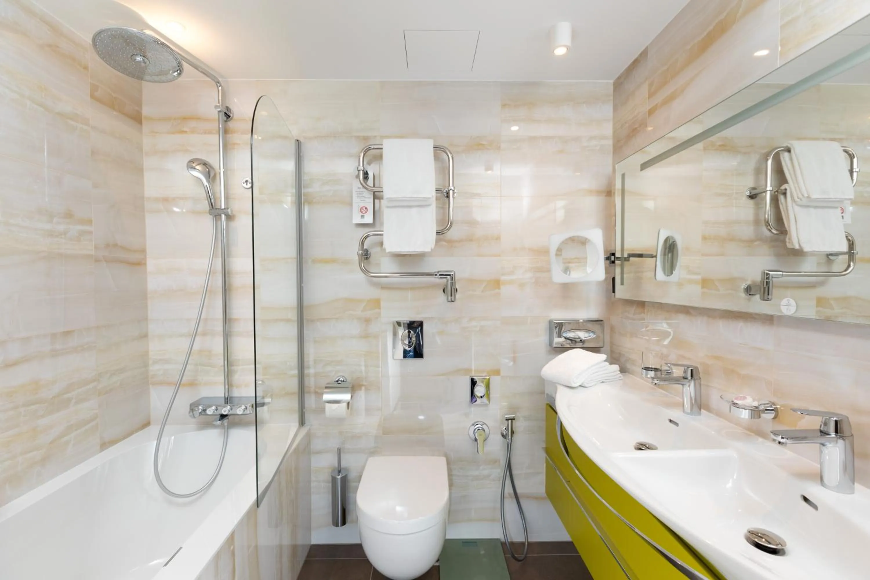 Shower in Avalon Hotel & Conferences