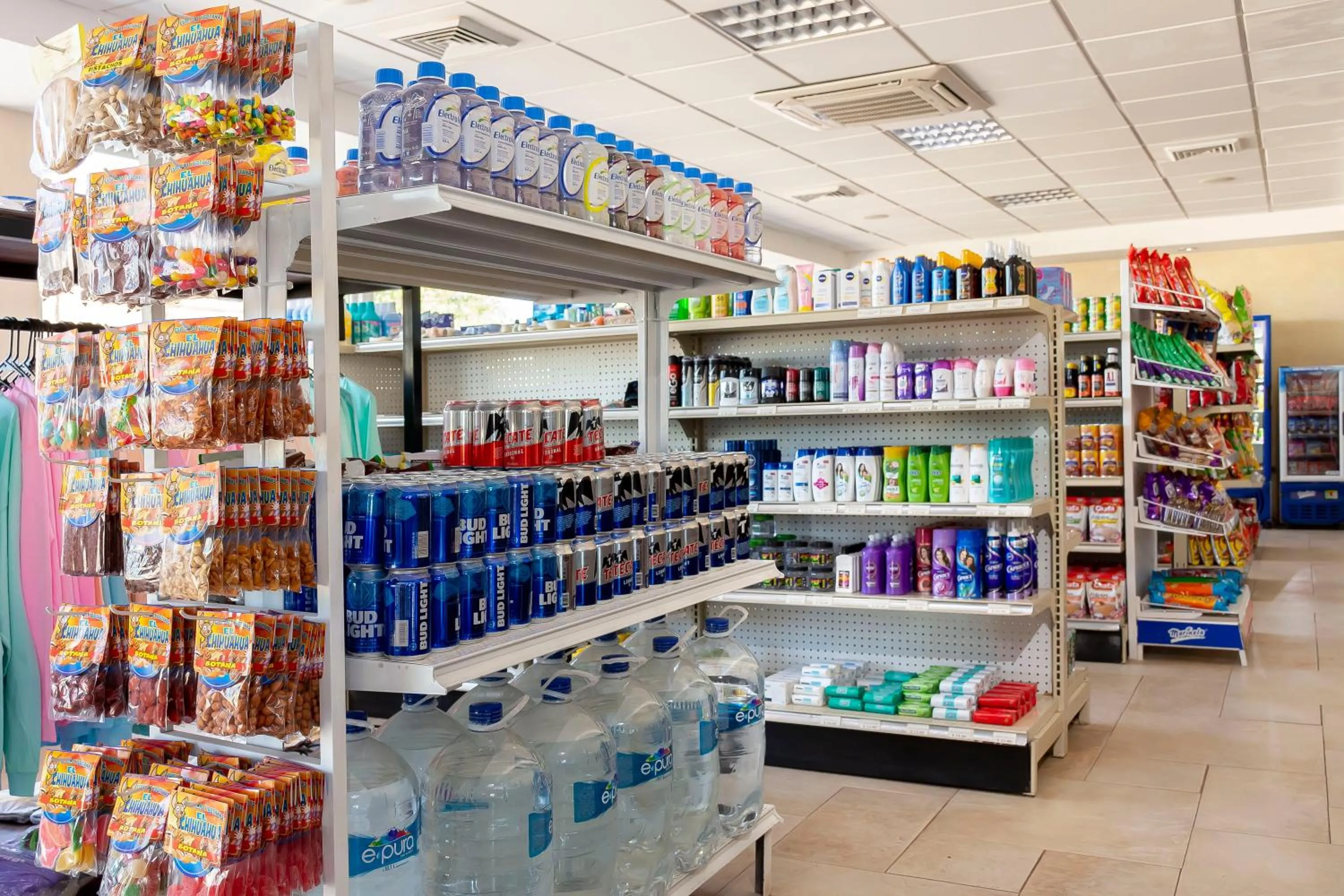 Supermarket/grocery shop in Hotel Santa Fe Loreto by Villa Group