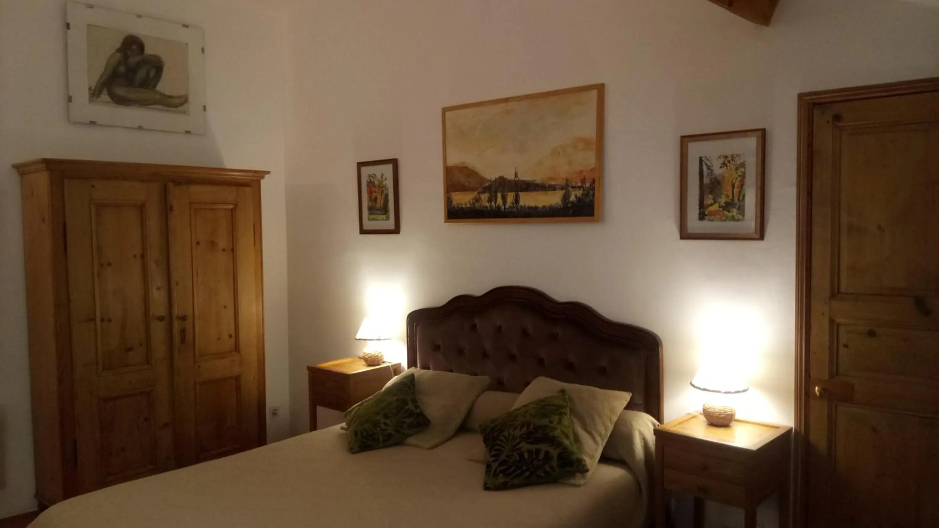 Photo of the whole room in Domaine du Paraïs B&B