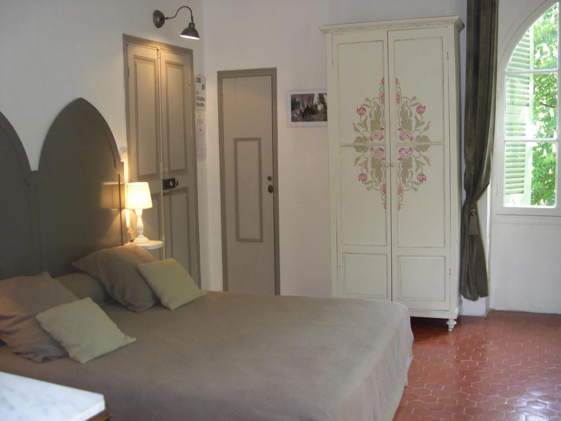 Bed in Domaine du Paraïs B&B