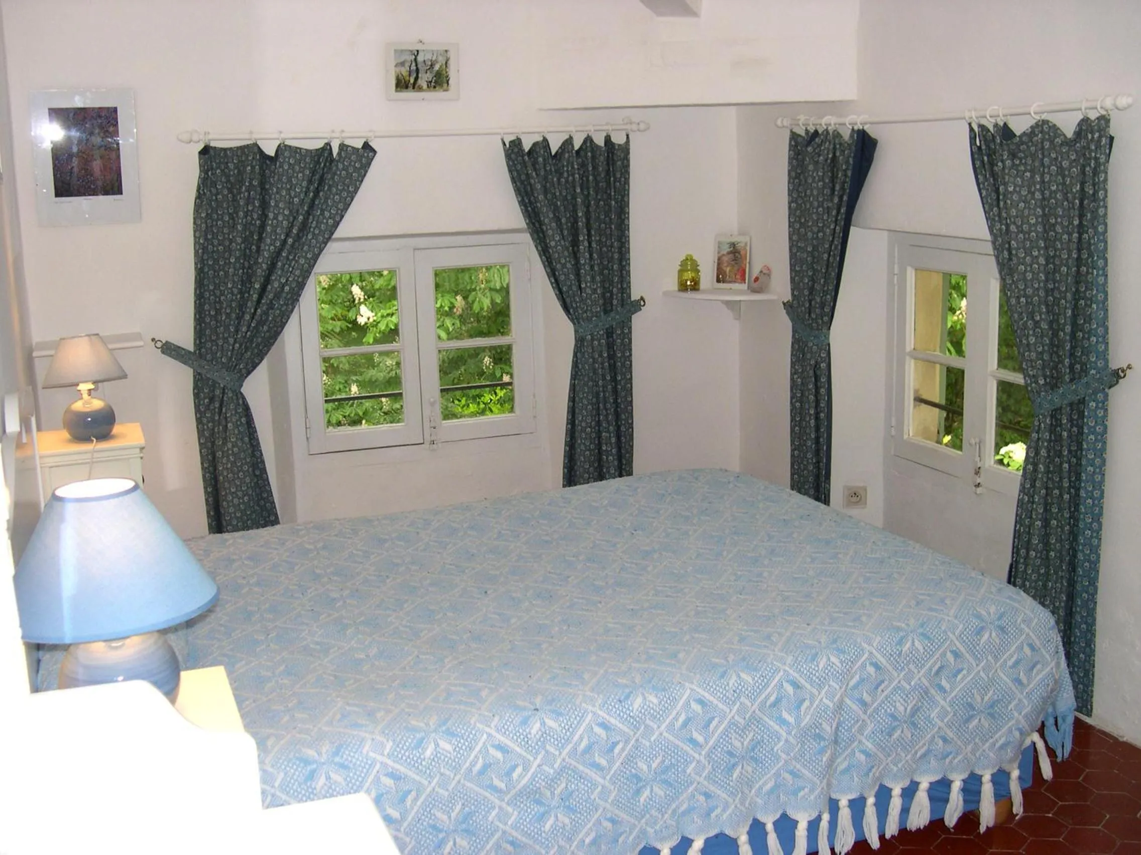 Photo of the whole room in Domaine du Paraïs B&B