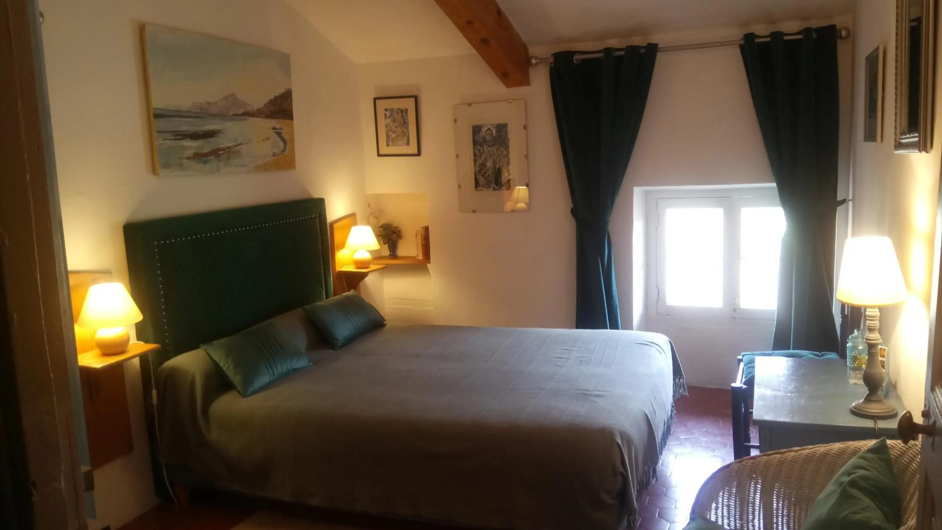 Photo of the whole room in Domaine du Paraïs B&B