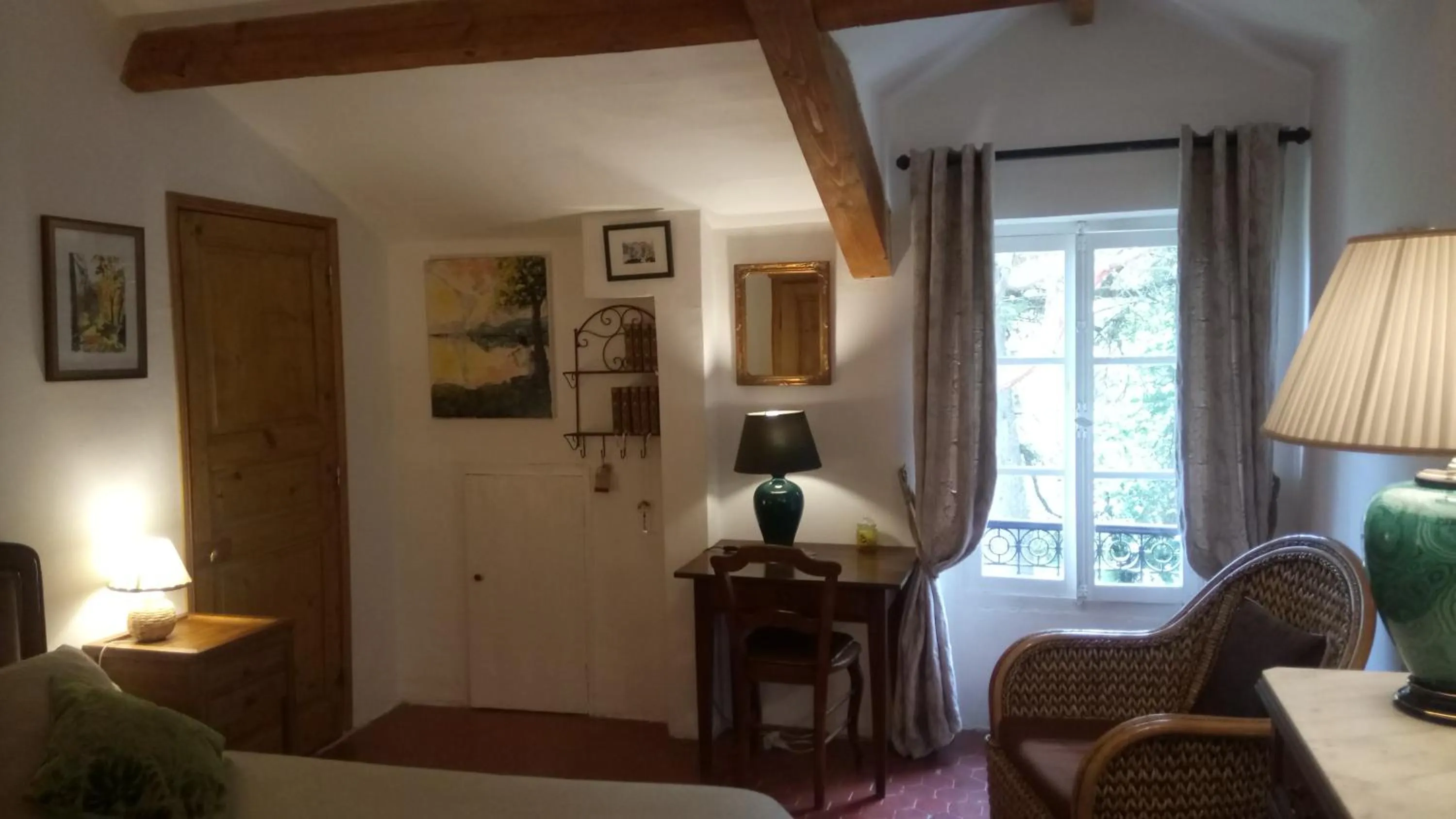 Photo of the whole room in Domaine du Paraïs B&B
