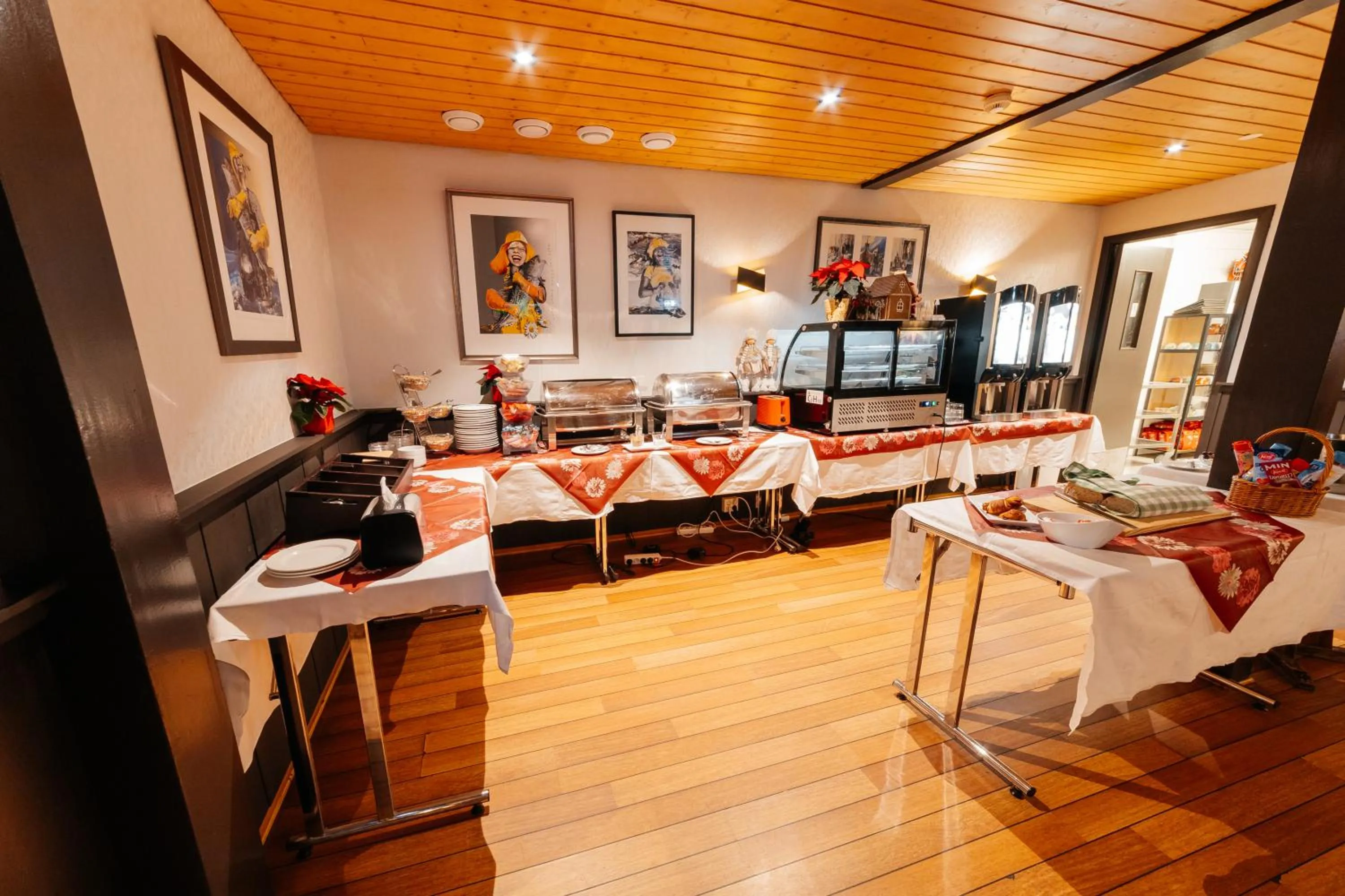 Restaurant/places to eat in Myre Kysthotell