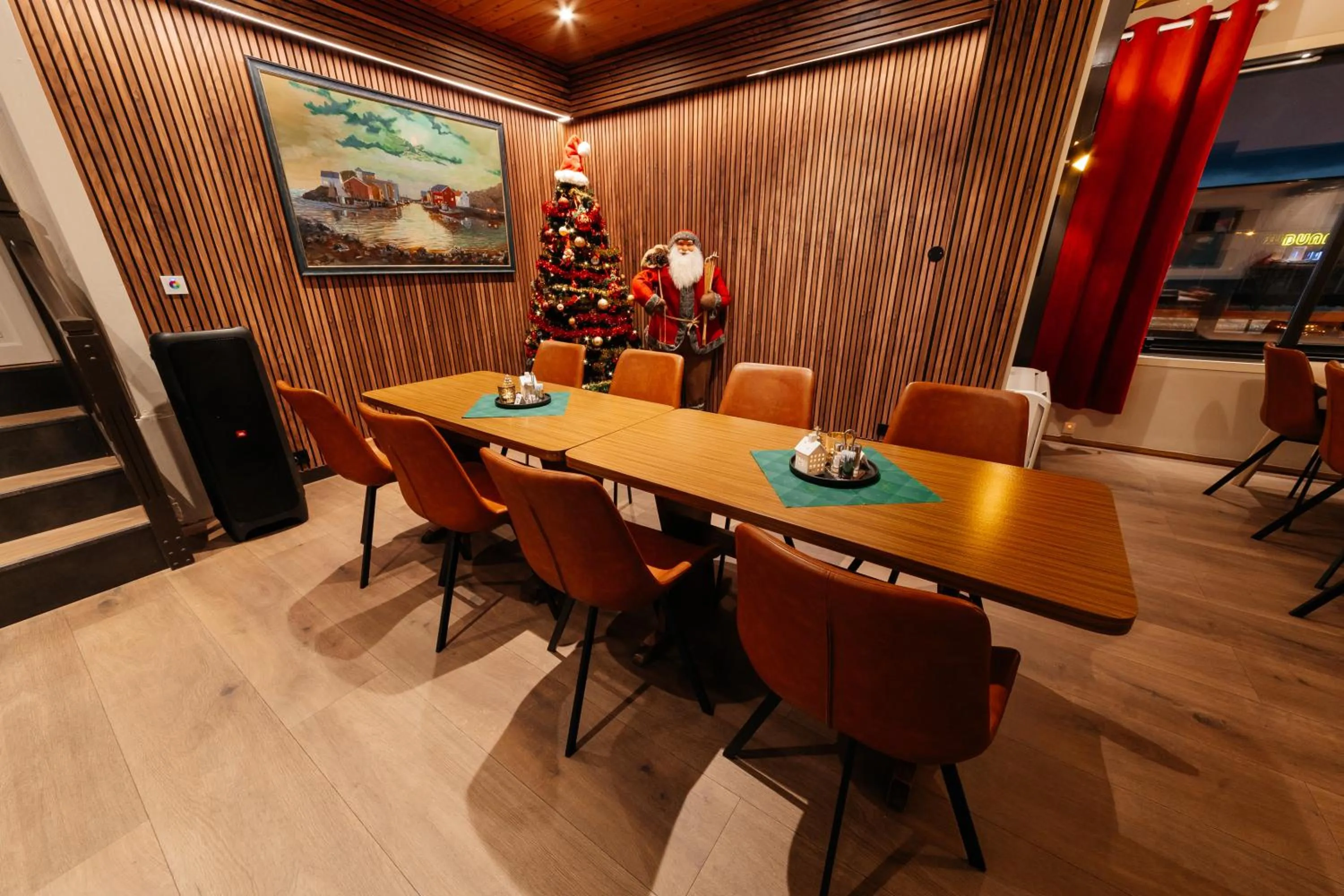 Restaurant/places to eat in Myre Kysthotell