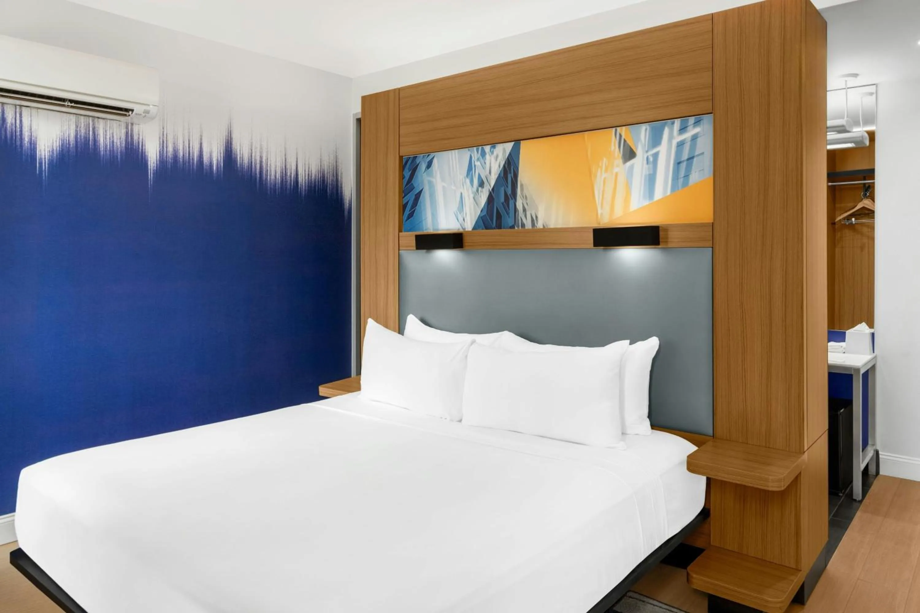 Photo of the whole room, Bed in Aloft New York Brooklyn