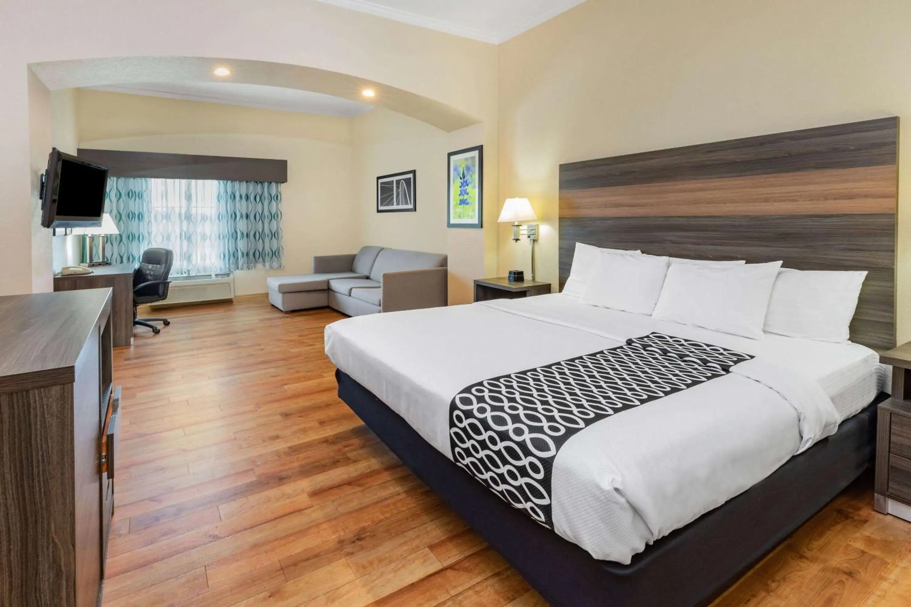 1 King Bed, Mobility/Hearing Access Studio Suite, Tub w/ Grab Bar No-Smoking in La Quinta by Wyndham Garland Harbor Point 1 King Bed, Mobility/Hearing Access Studio Suite, Tub w/ Grab Bar No-Smoking in La Quinta by Wyndham Garland Harbor Point