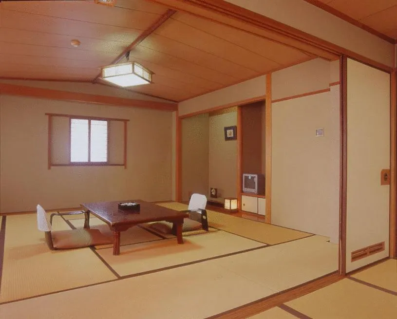 Photo of the whole room in Kamogawakan