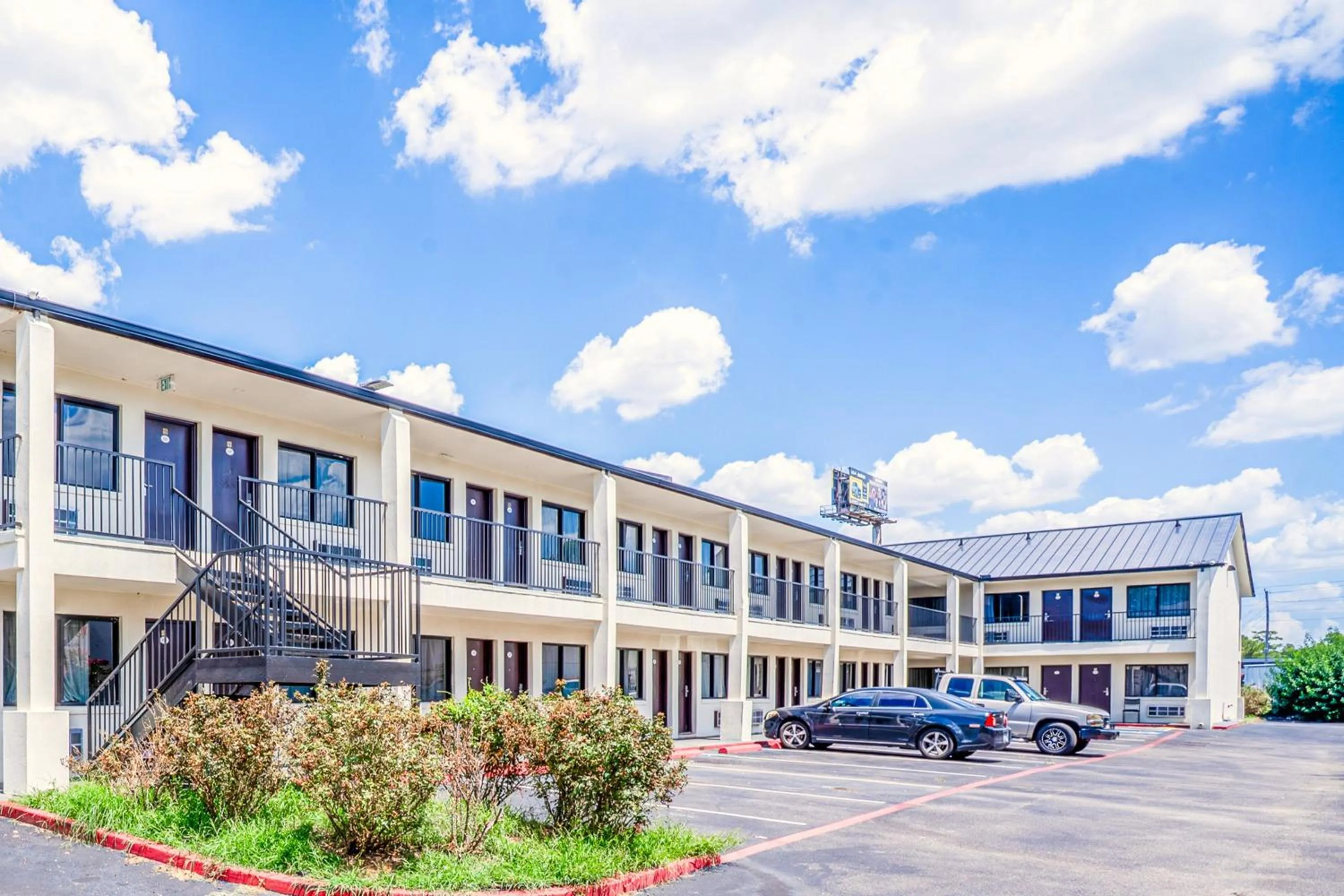 Parking in OYO Hotel Houston N Fm-1960 Champions TX