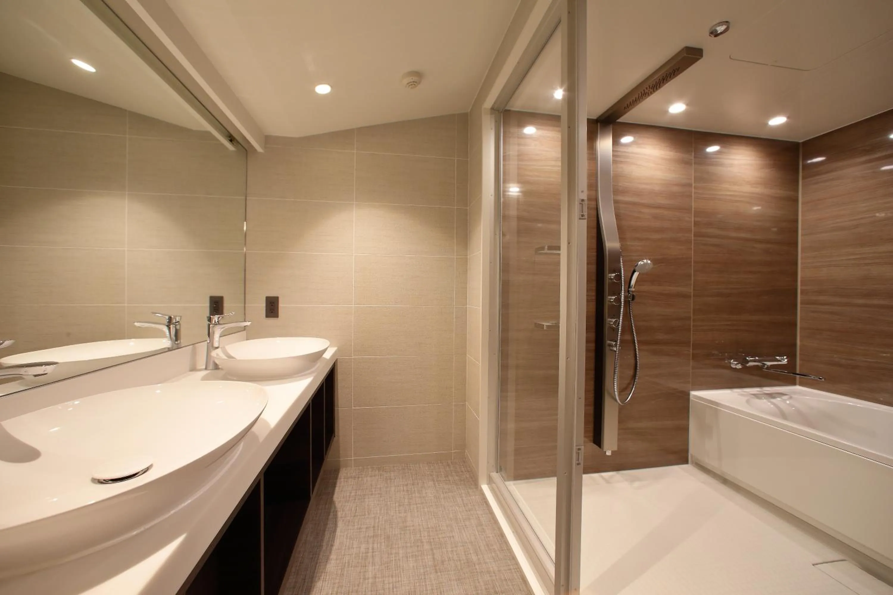 Shower in ANA Crowne Plaza Kumamoto New Sky by IHG