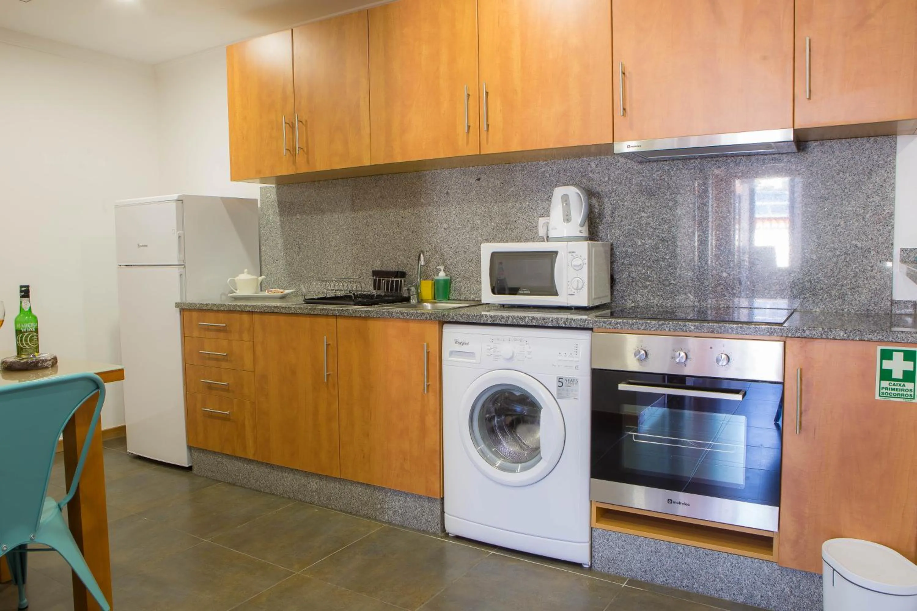 Kitchen or kitchenette in Five Design Rooftop by Storytellers