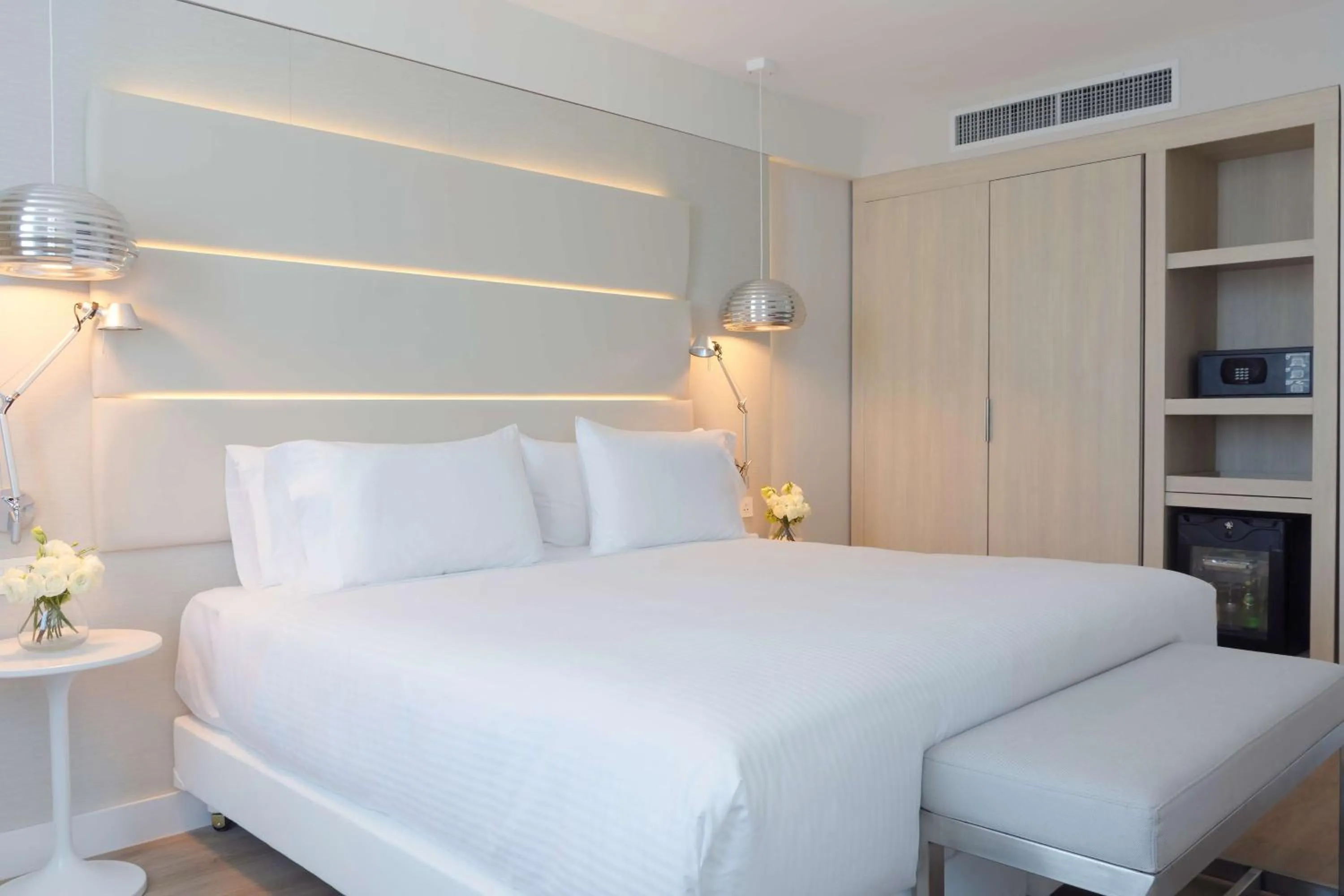 Bedroom, Bed in NH Monterrey La Fe