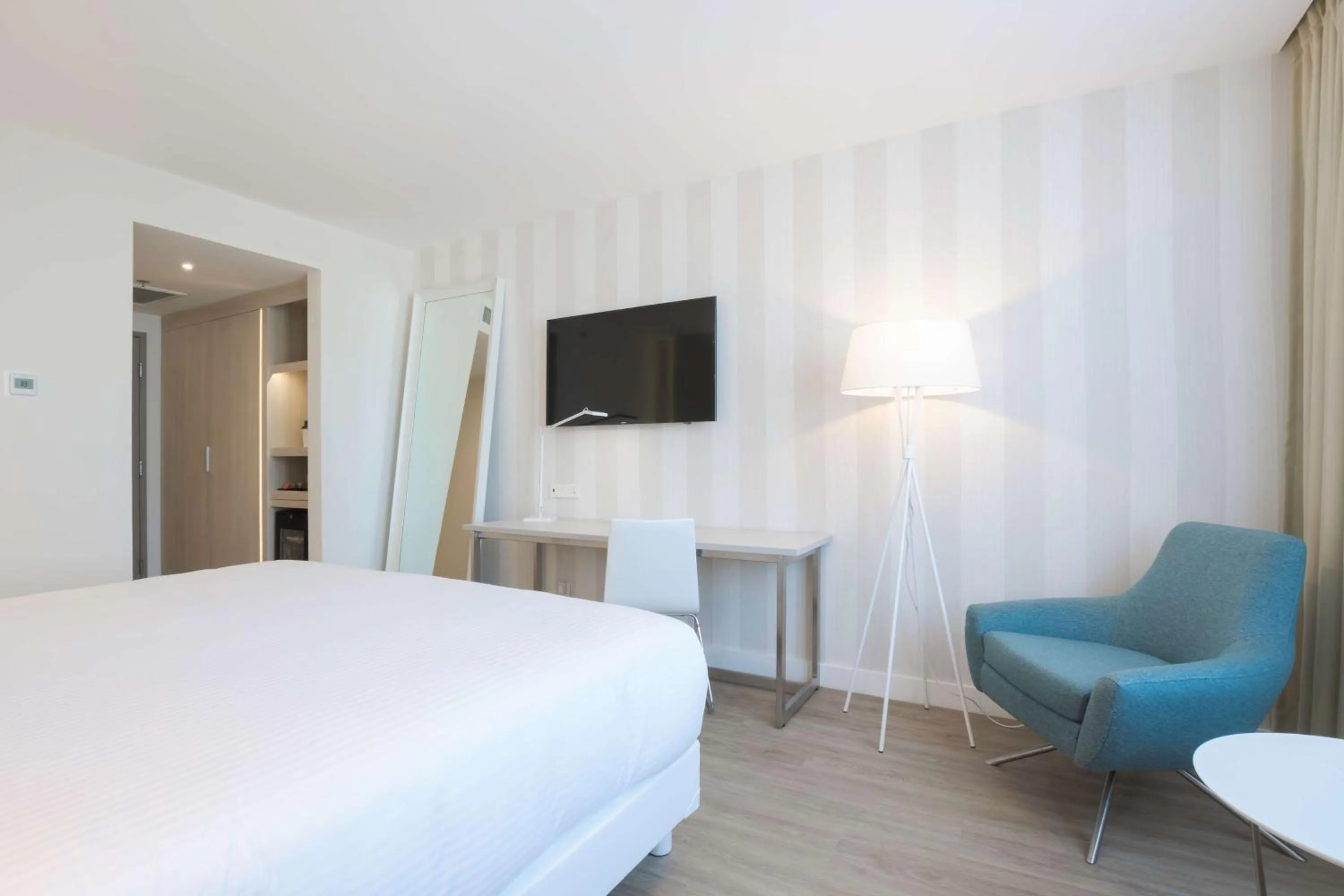 Bedroom, Bed in NH Monterrey La Fe