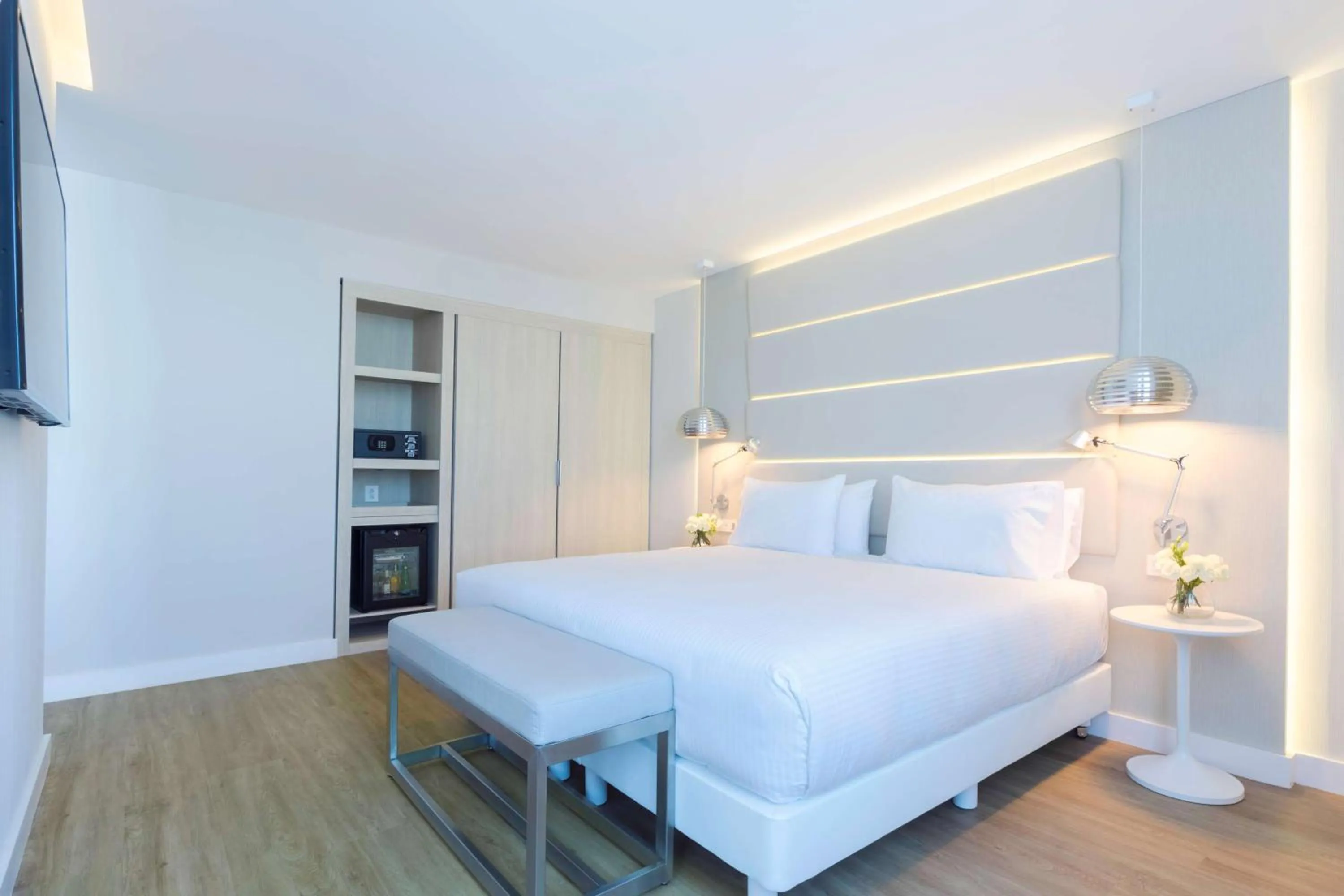 Bedroom, Bed in NH Monterrey La Fe