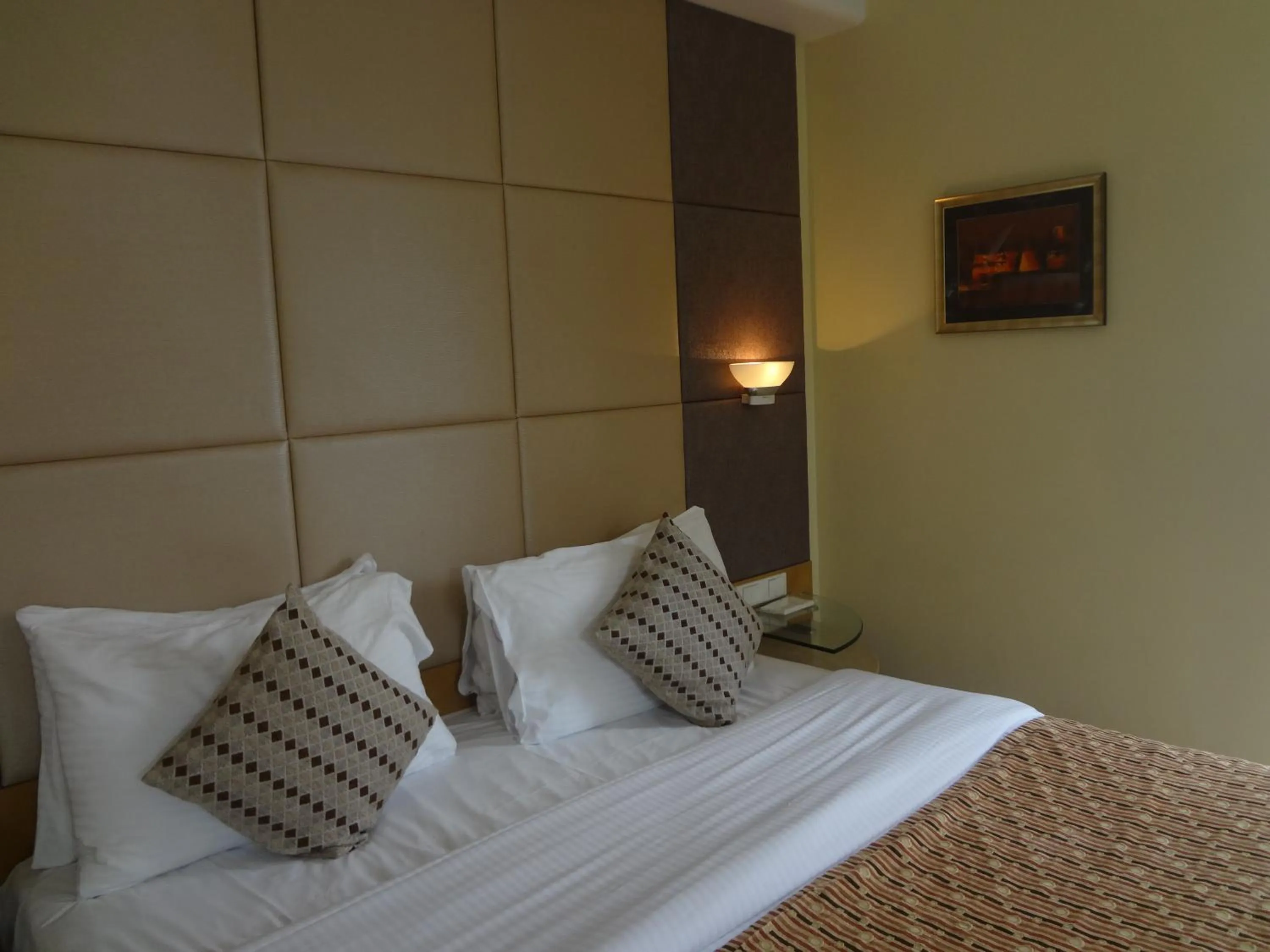 Bedroom, Bed in Ascot Hotel