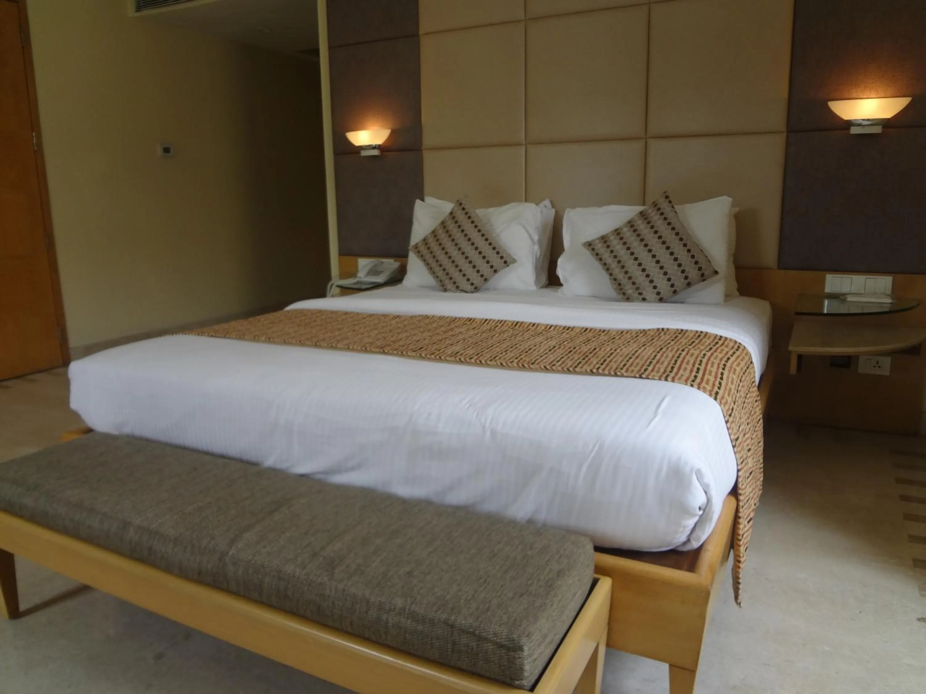 Bedroom, Bed in Ascot Hotel