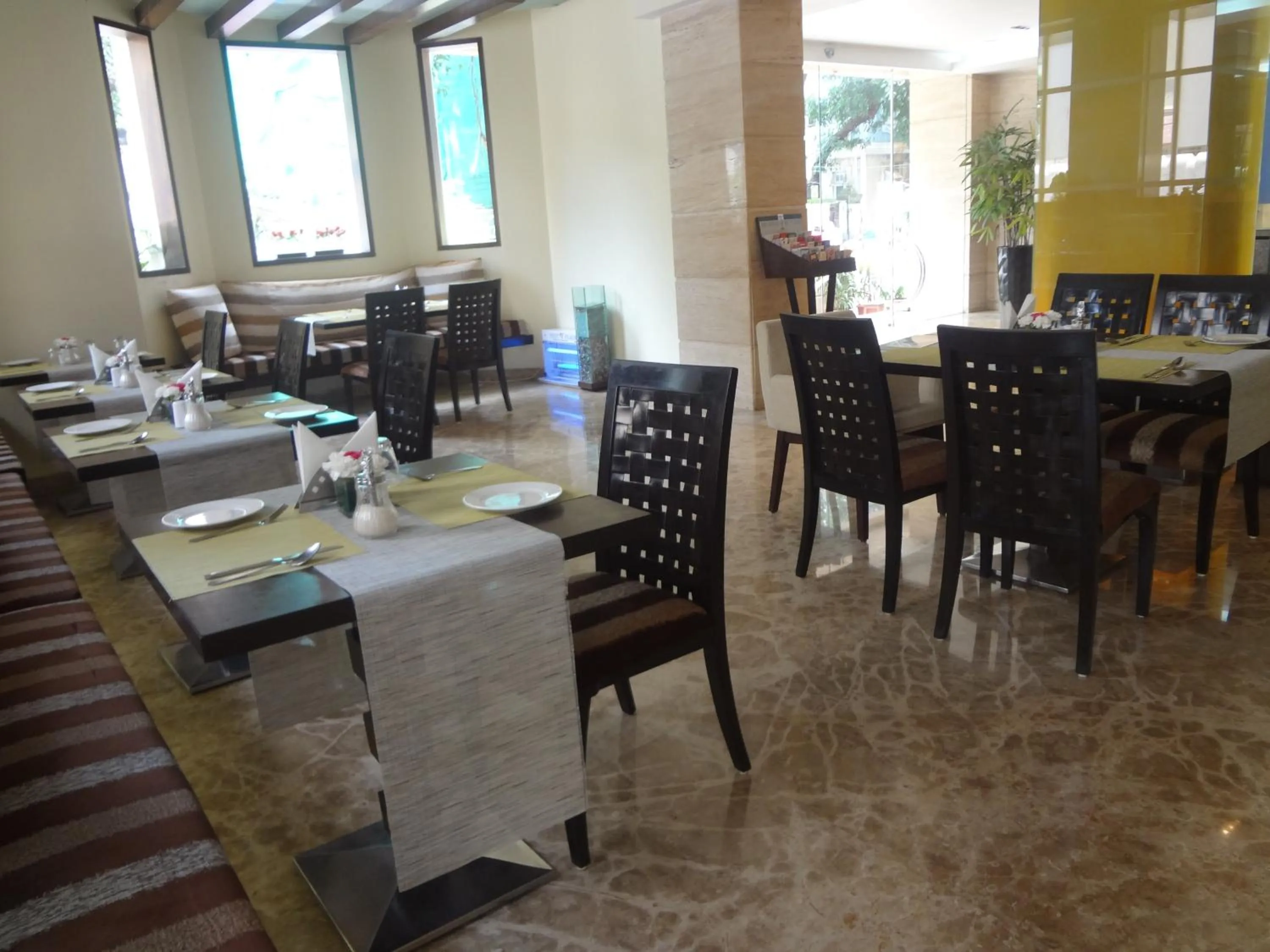 Restaurant/places to eat in Ascot Hotel