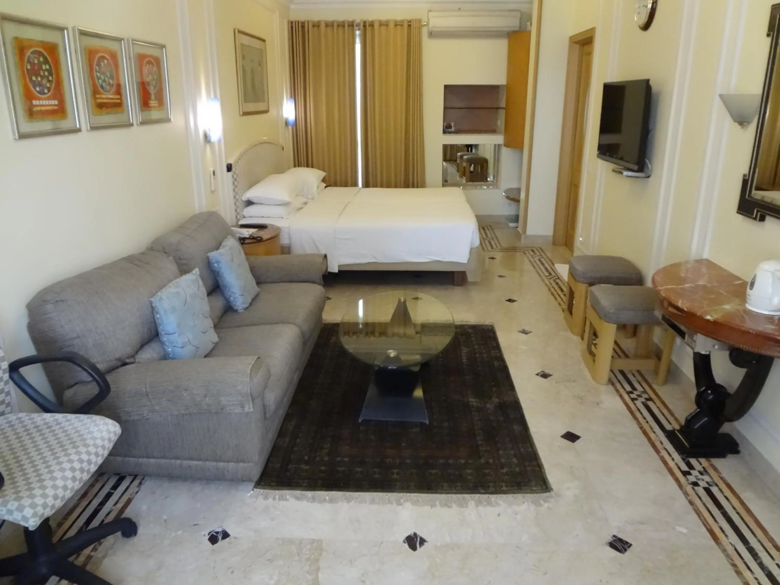 Photo of the whole room, Bed in Regency Hotel Malabar Hill