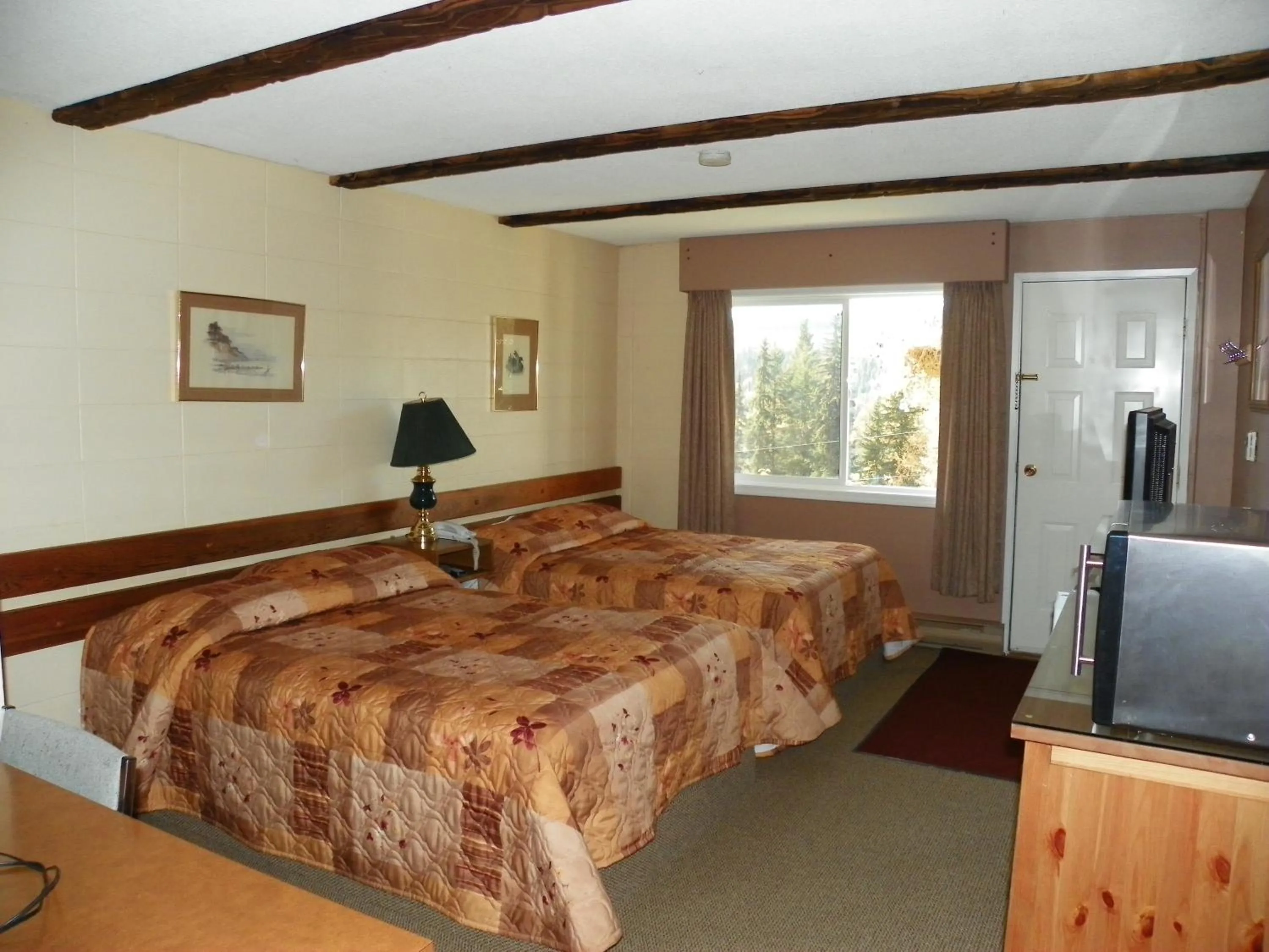Photo of the whole room in High Country Inn
