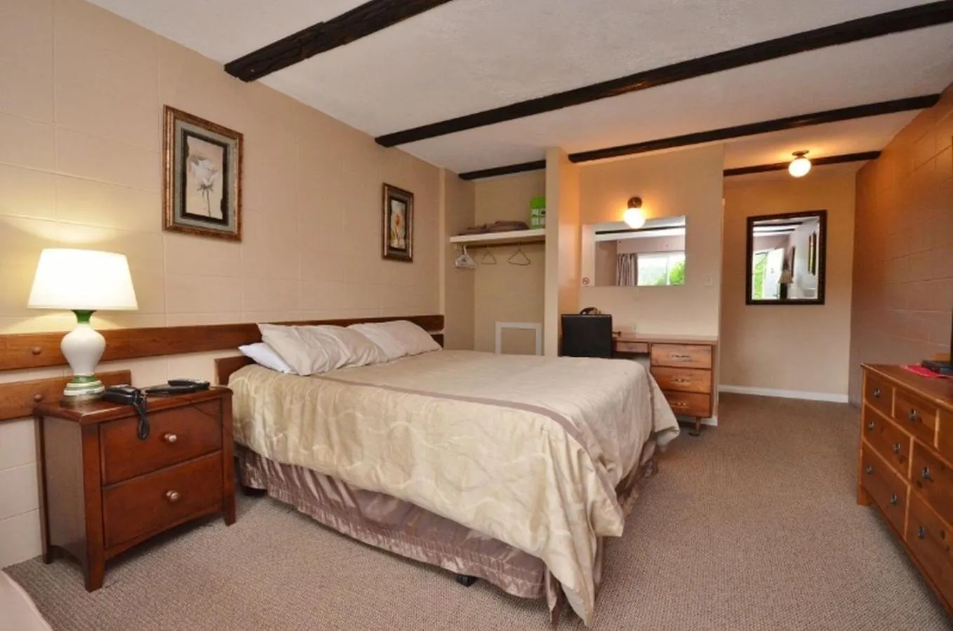 Photo of the whole room in High Country Inn