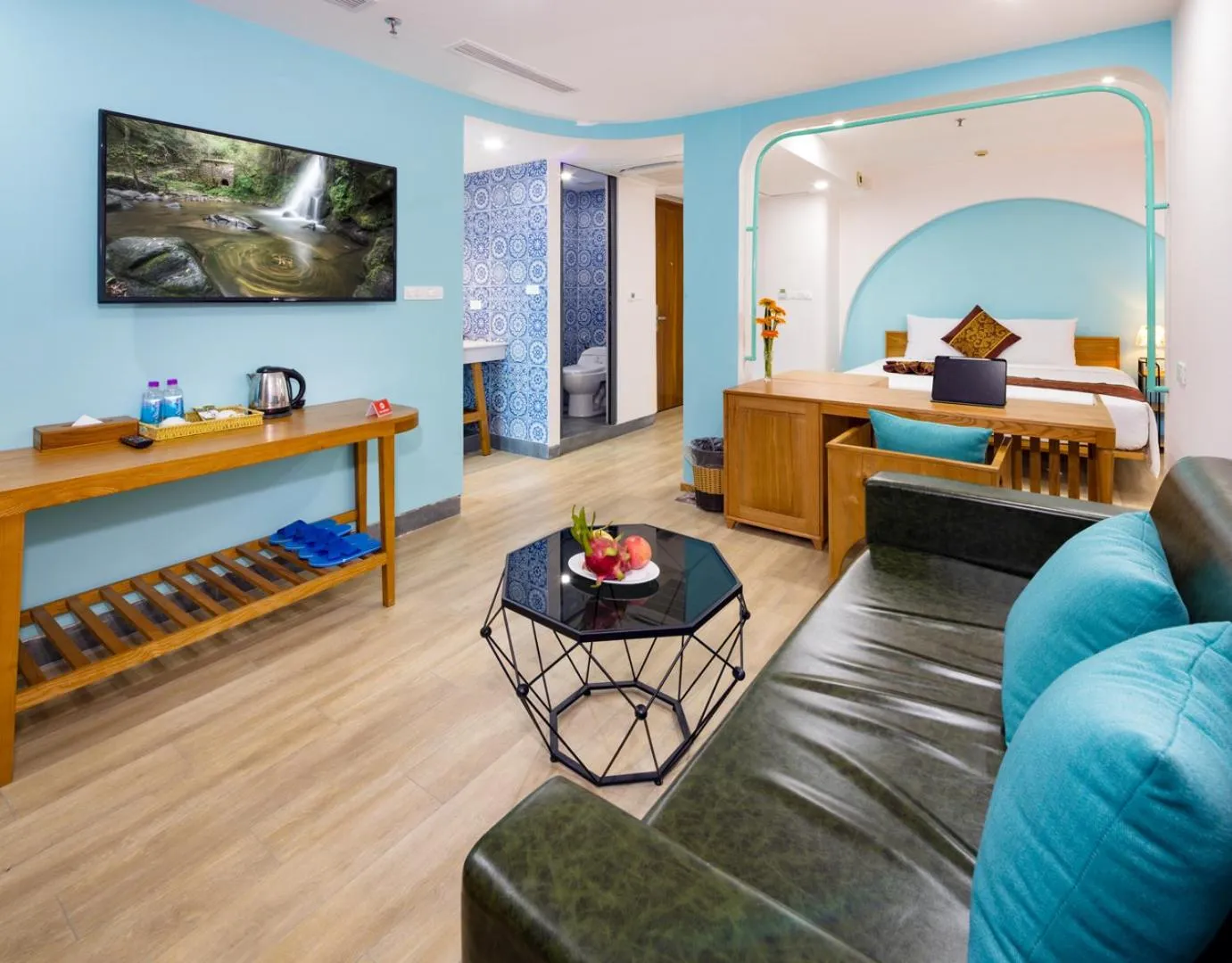 Seating area, Bed in Prime New Hotel