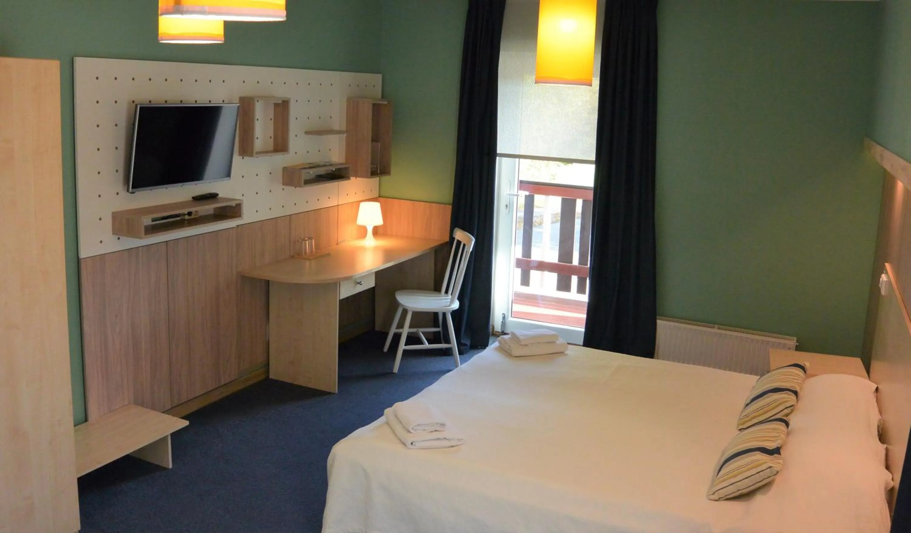 Photo of the whole room, Bed in Alba Hotel