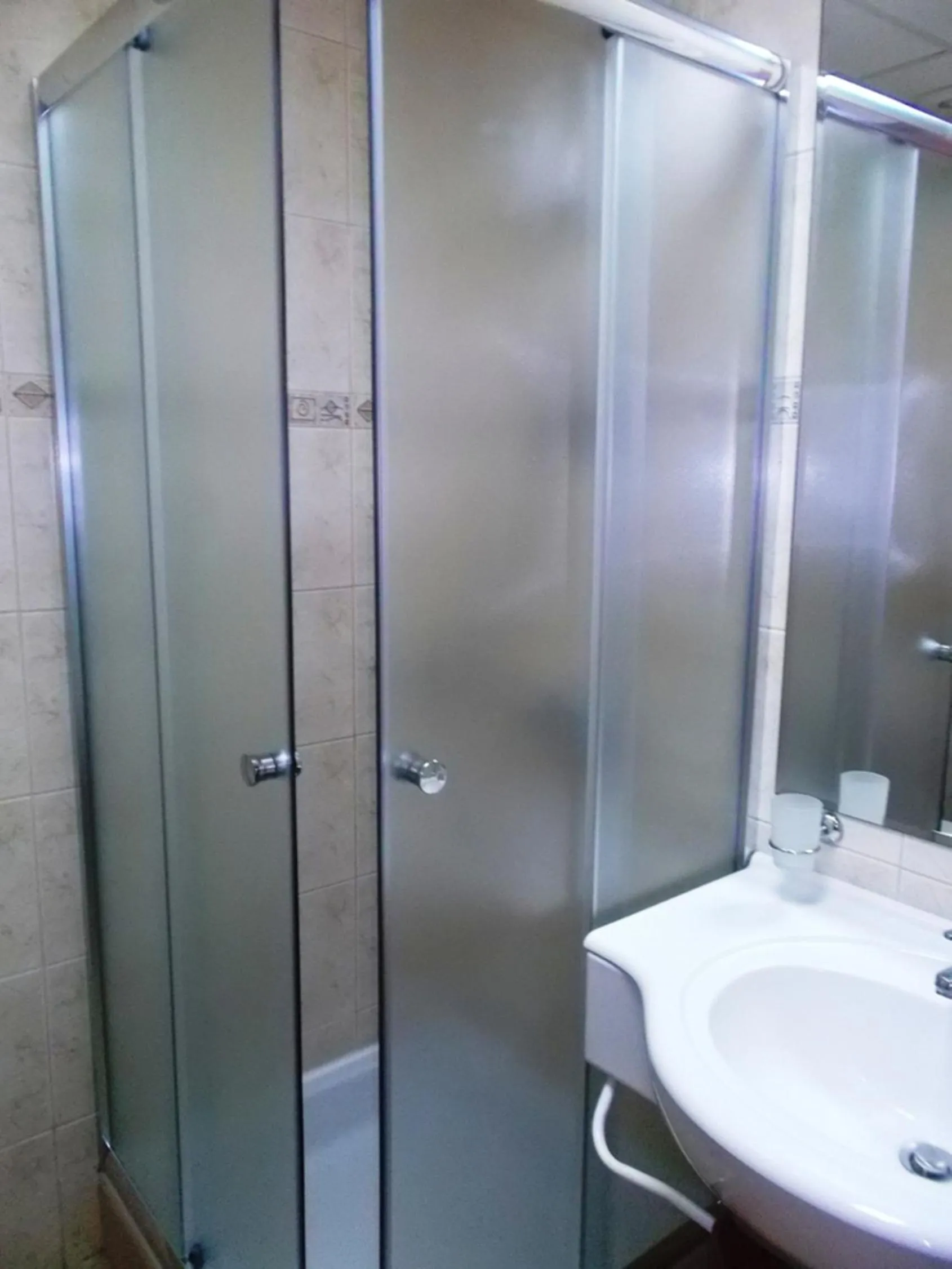 Shower in Tintyava Park Hotel