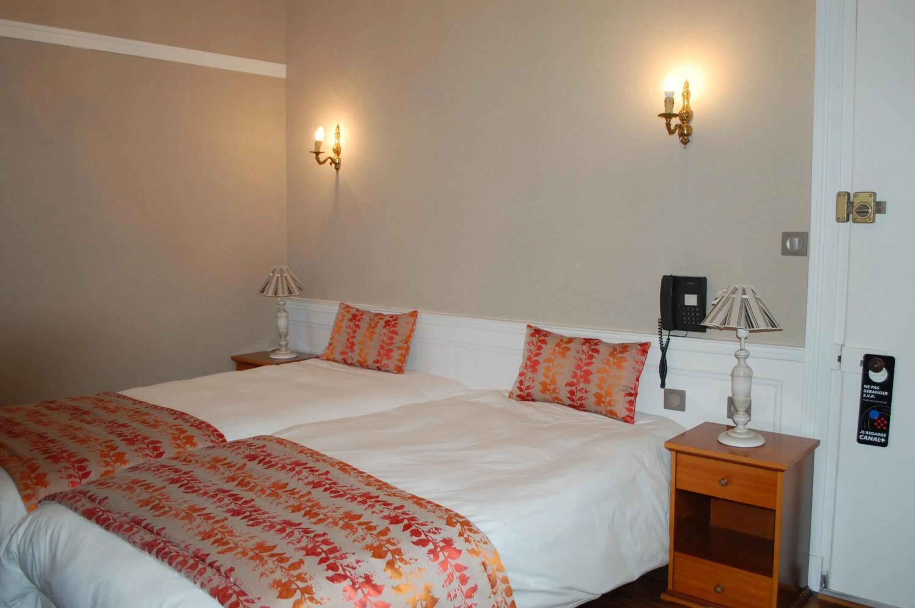 Bed in Logis Hotel L'europe