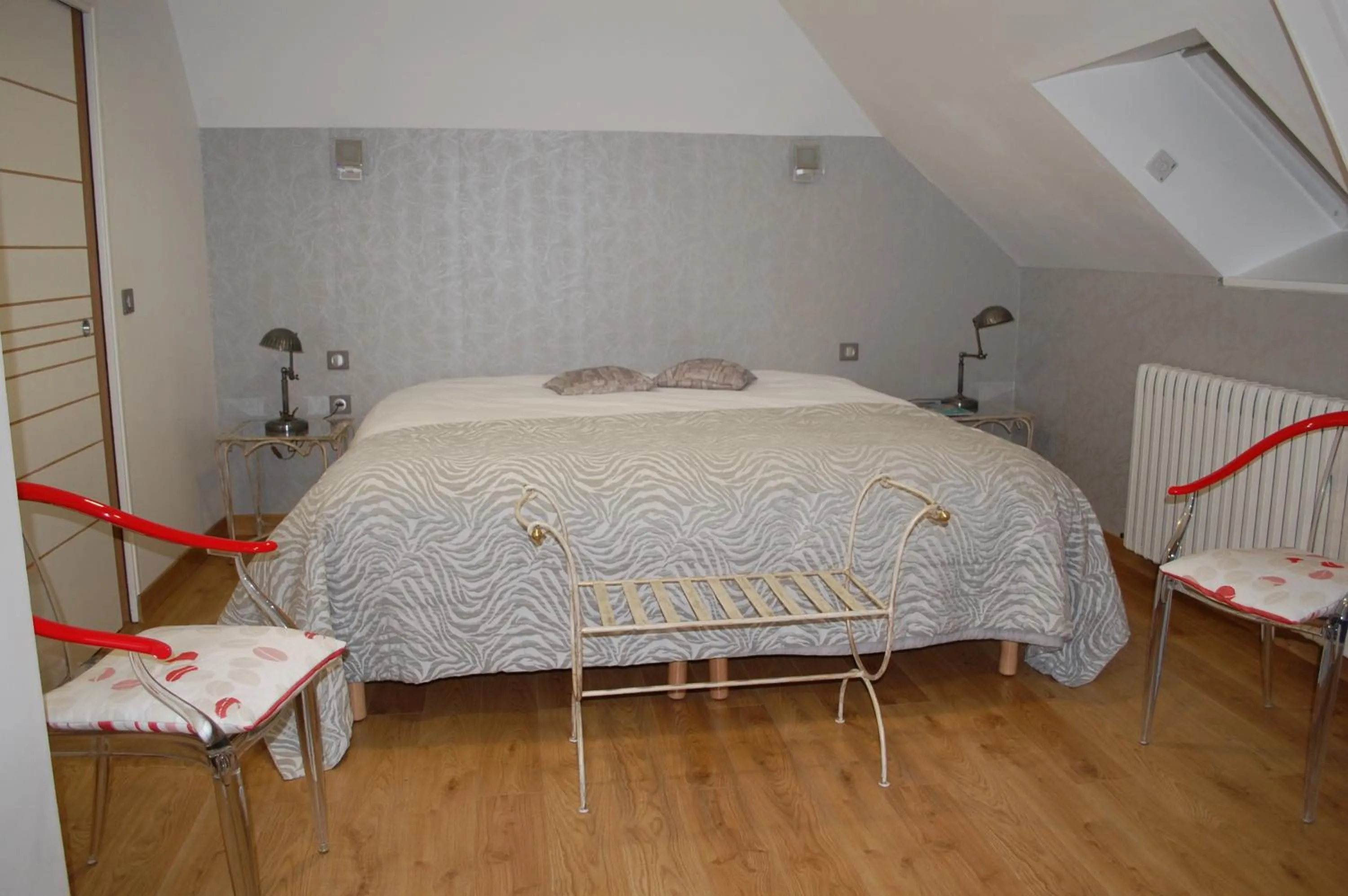 Property building, Bed in Logis Hotel L'europe