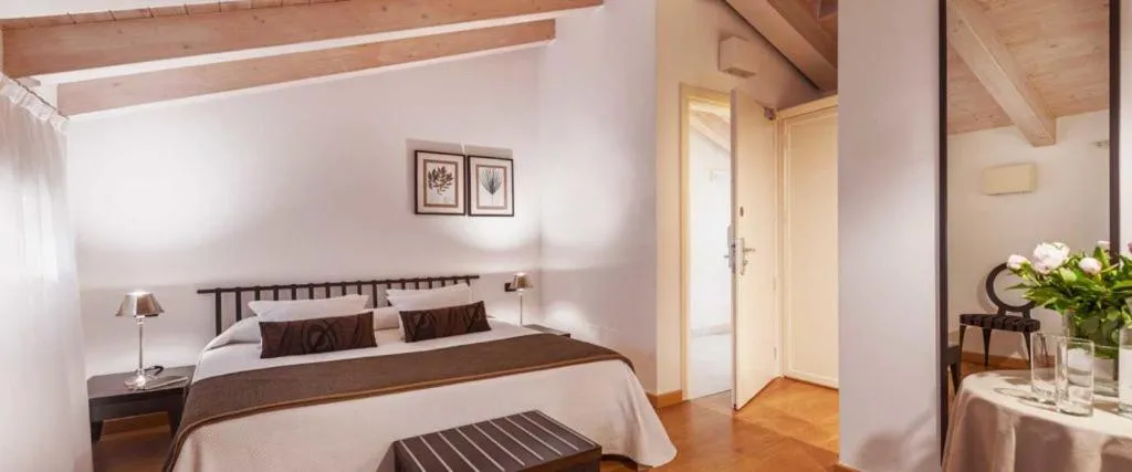 Photo of the whole room, Bed in Gallery Room