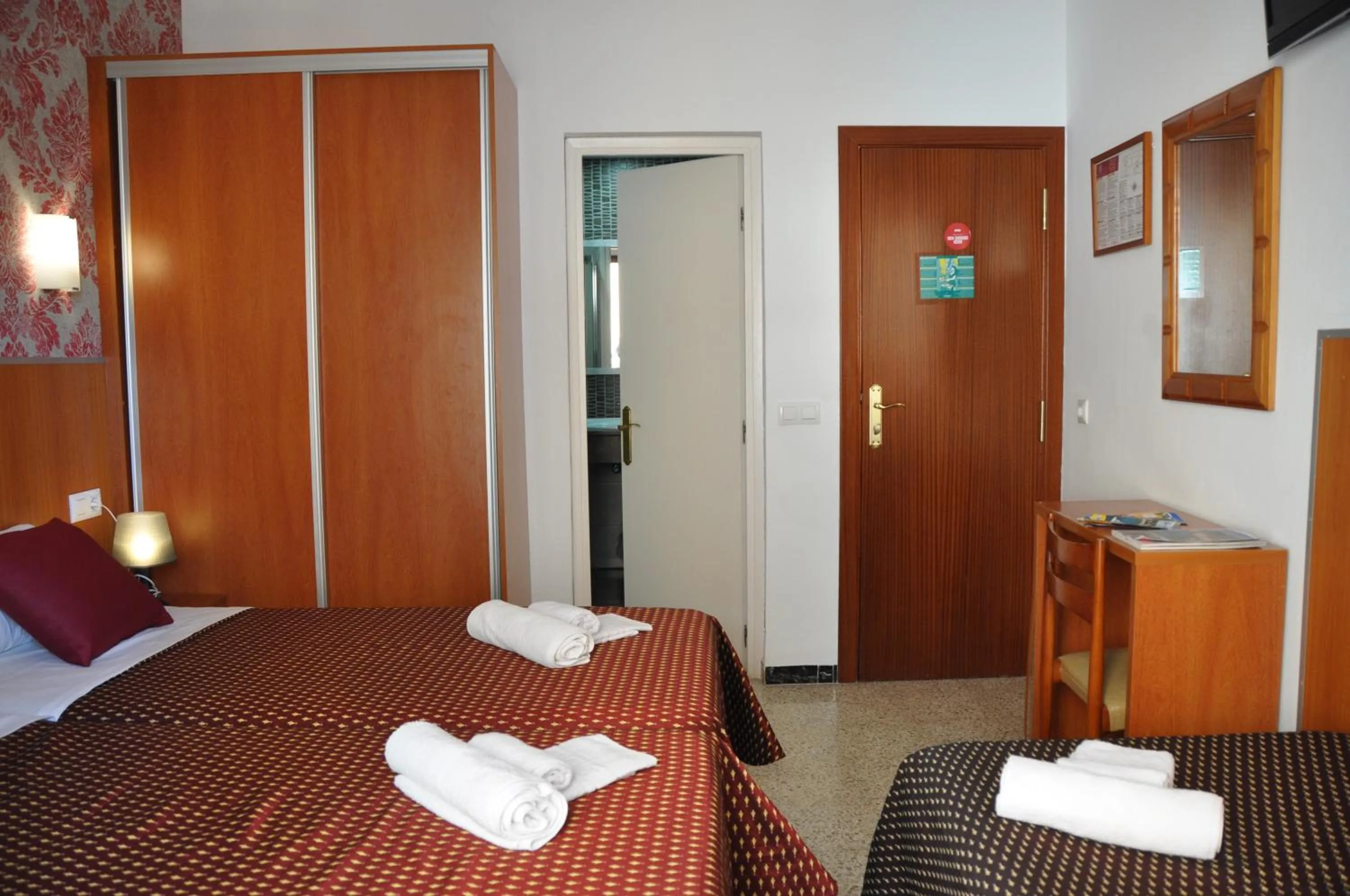 Bedroom, Bed in Hostal - Pensión El Amigo