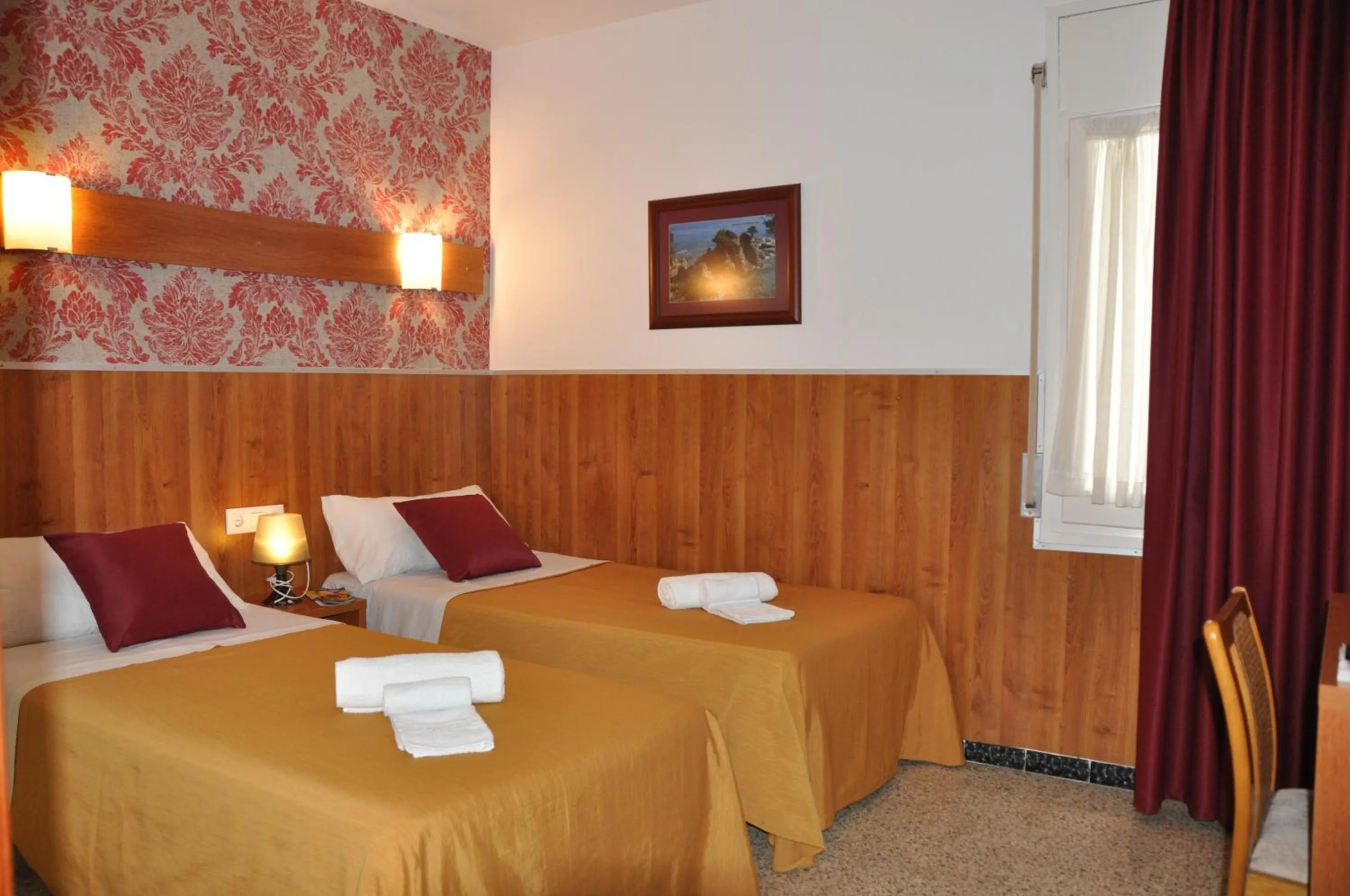 Bedroom, Bed in Hostal - Pensión El Amigo